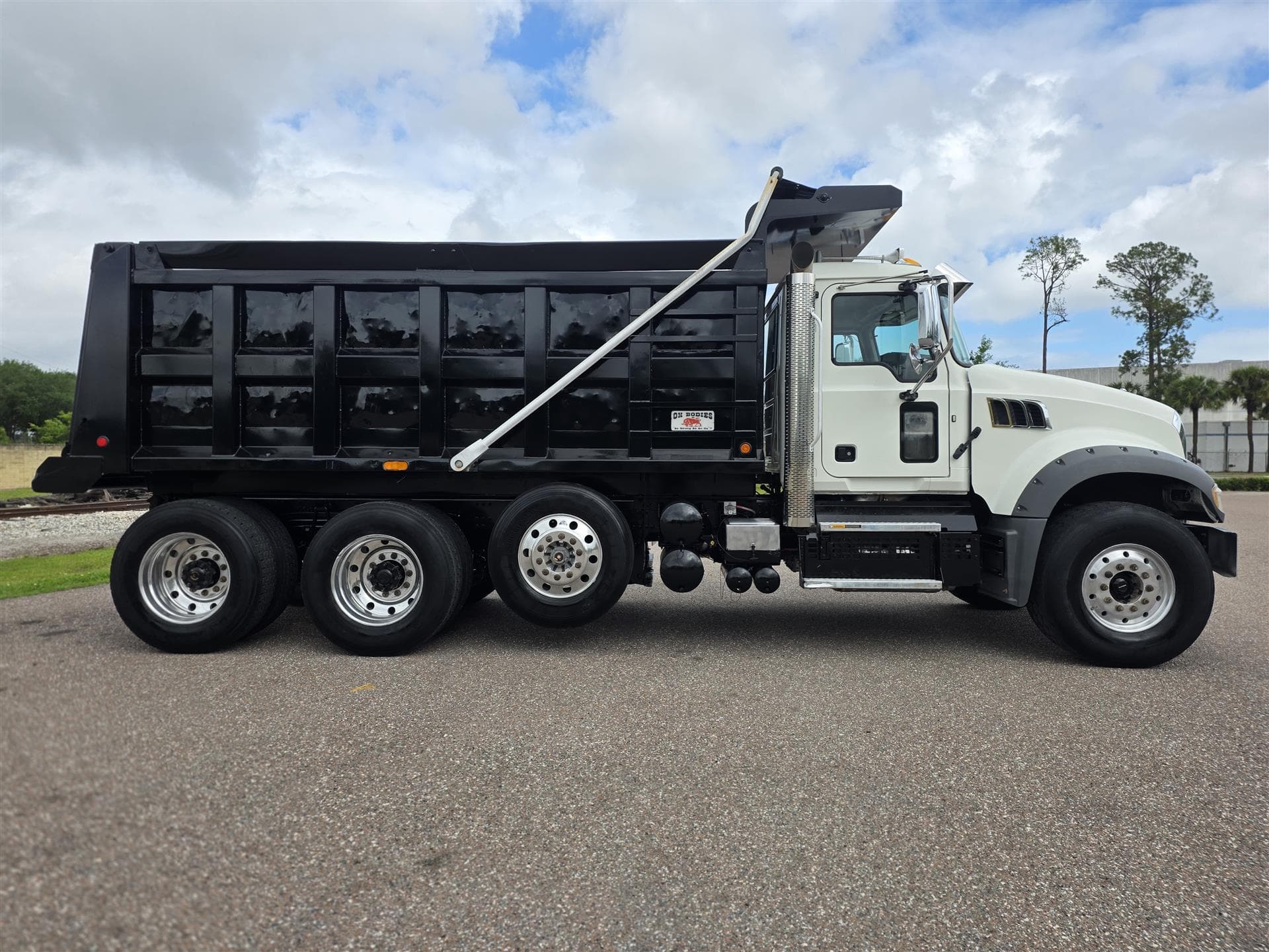 2020 Mack Granite — photo 6