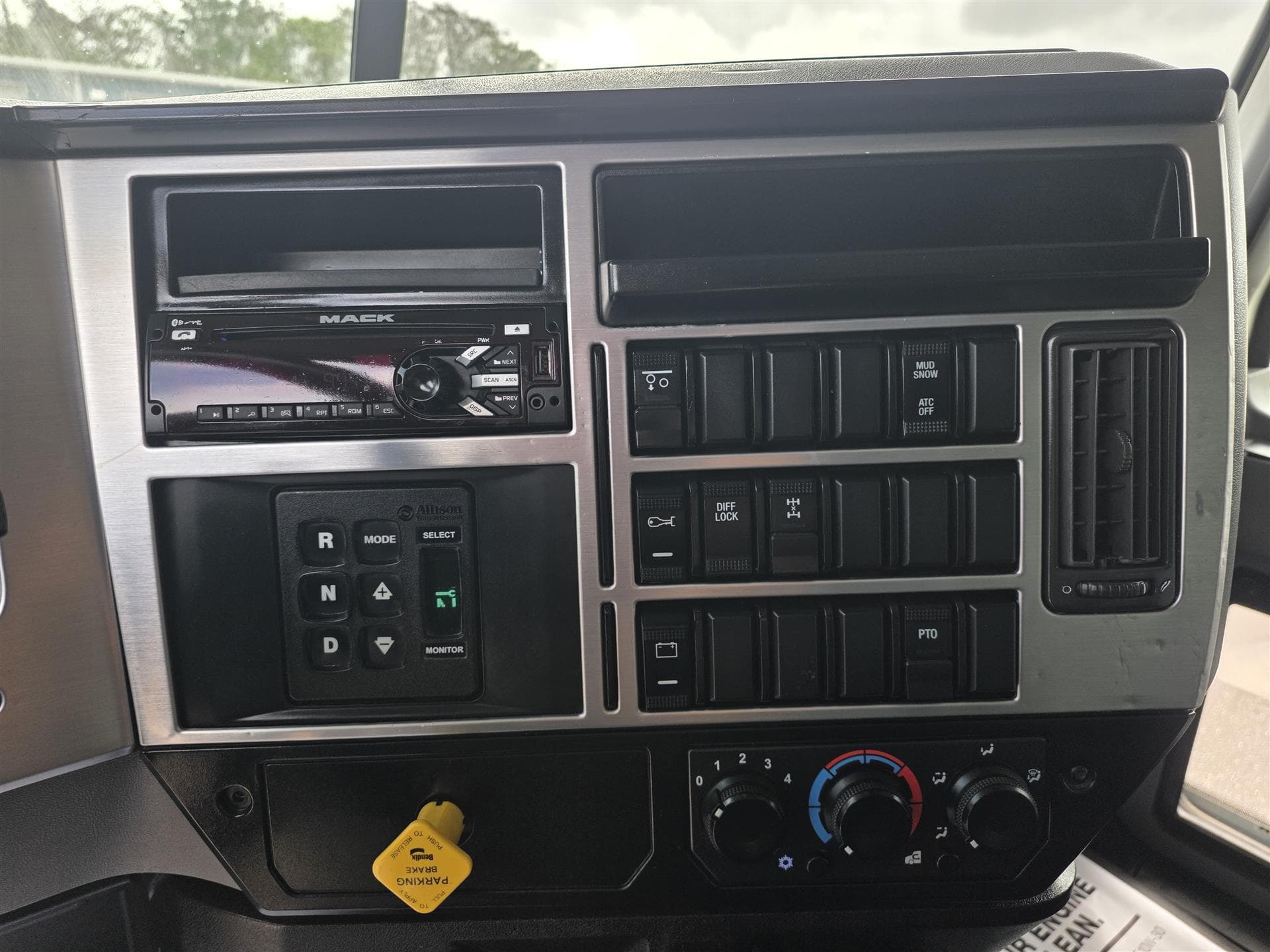 2020 Mack Granite — photo 14