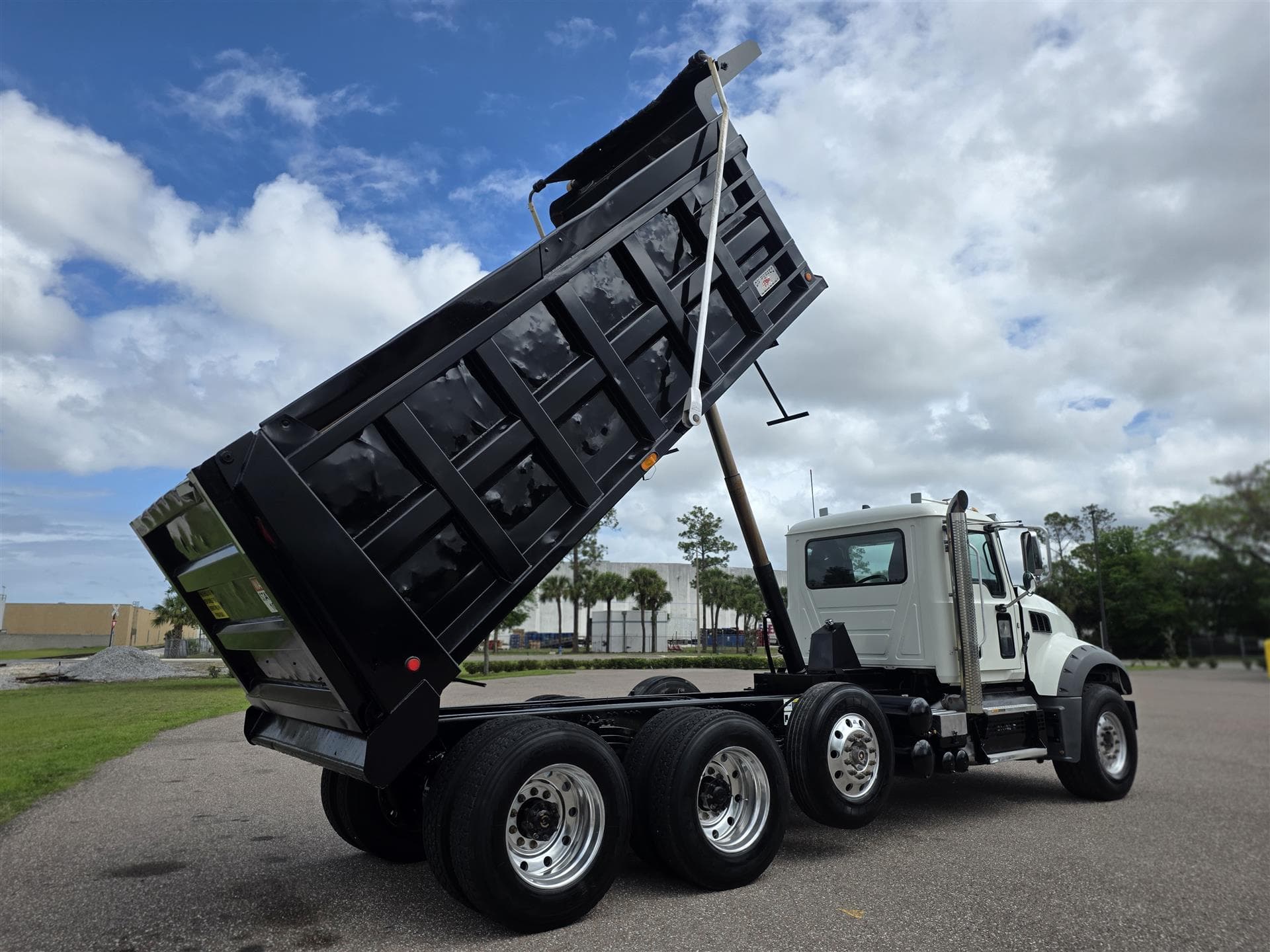 2020 Mack Granite — photo 16