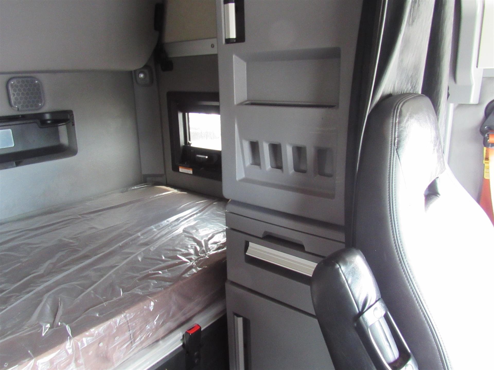 2024 Mack Anthem — photo 22