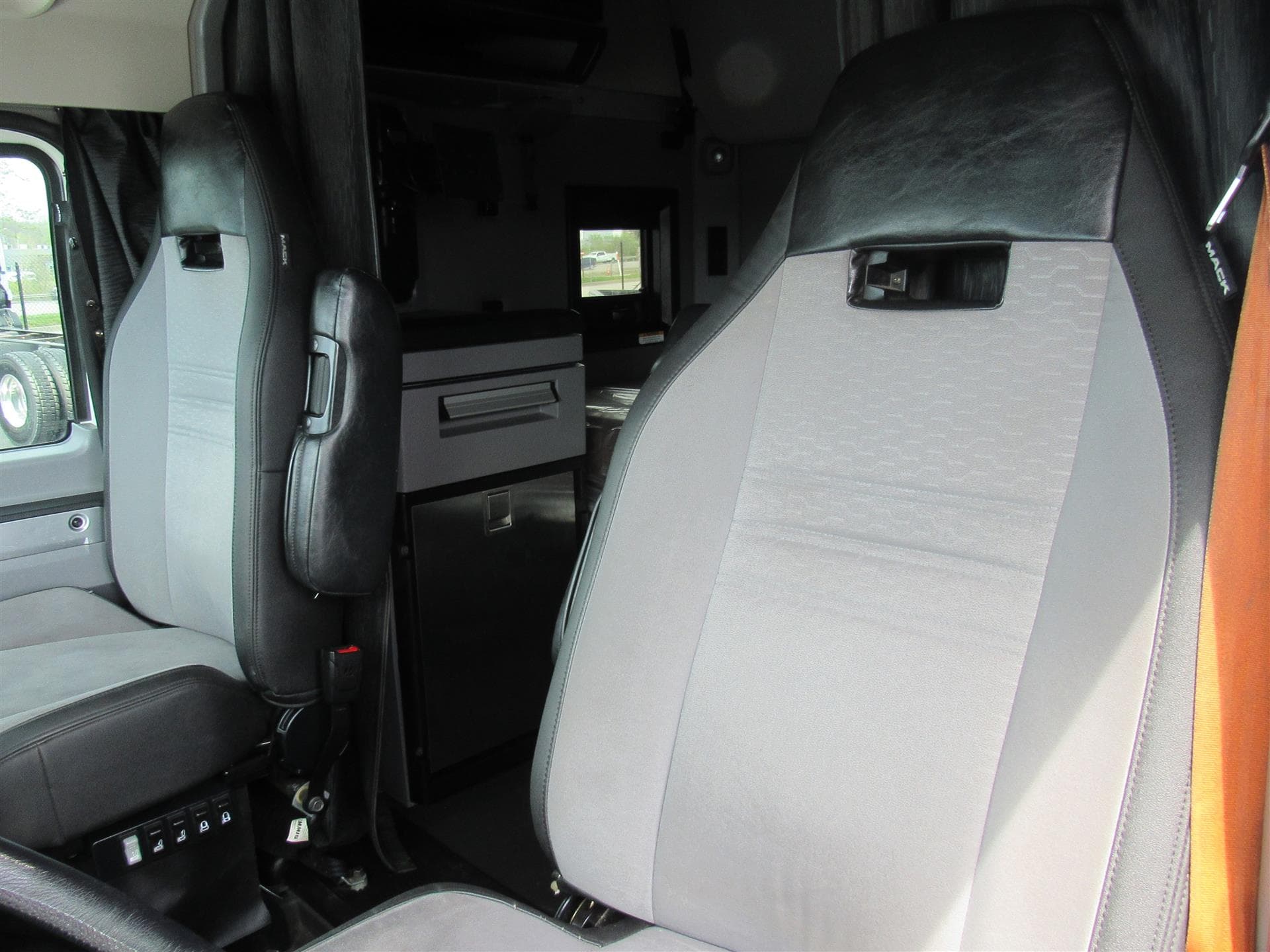 2024 Mack Anthem — photo 12