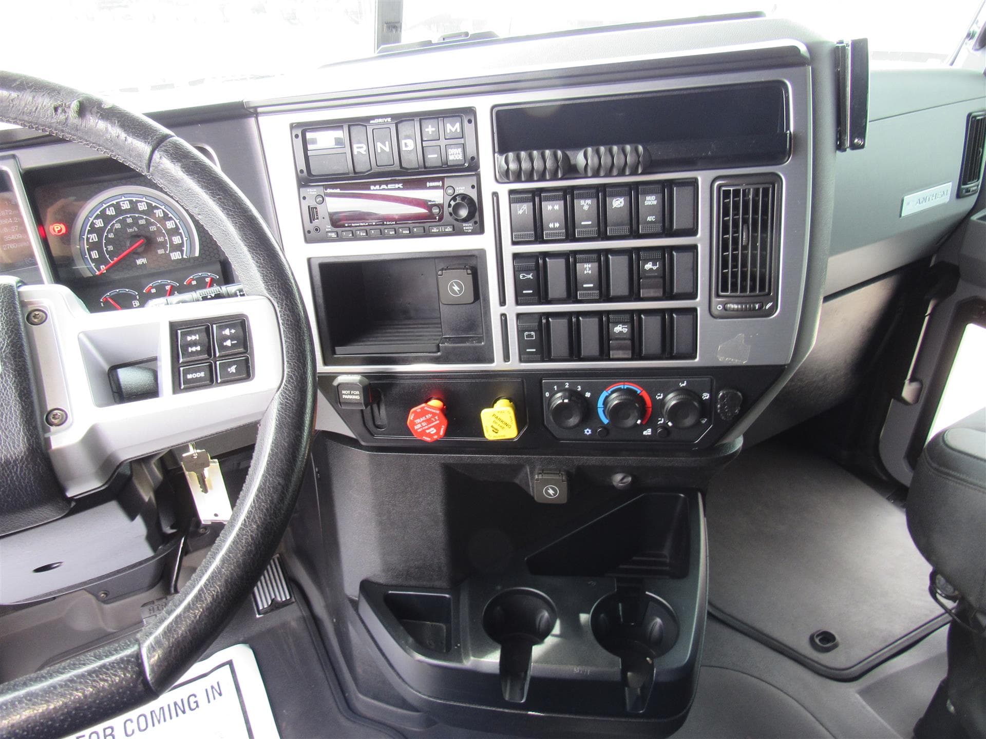 2024 Mack Anthem — photo 18