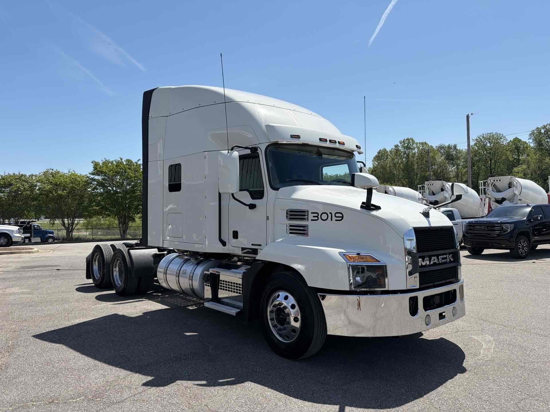 2023 Mack Anthem — photo 3