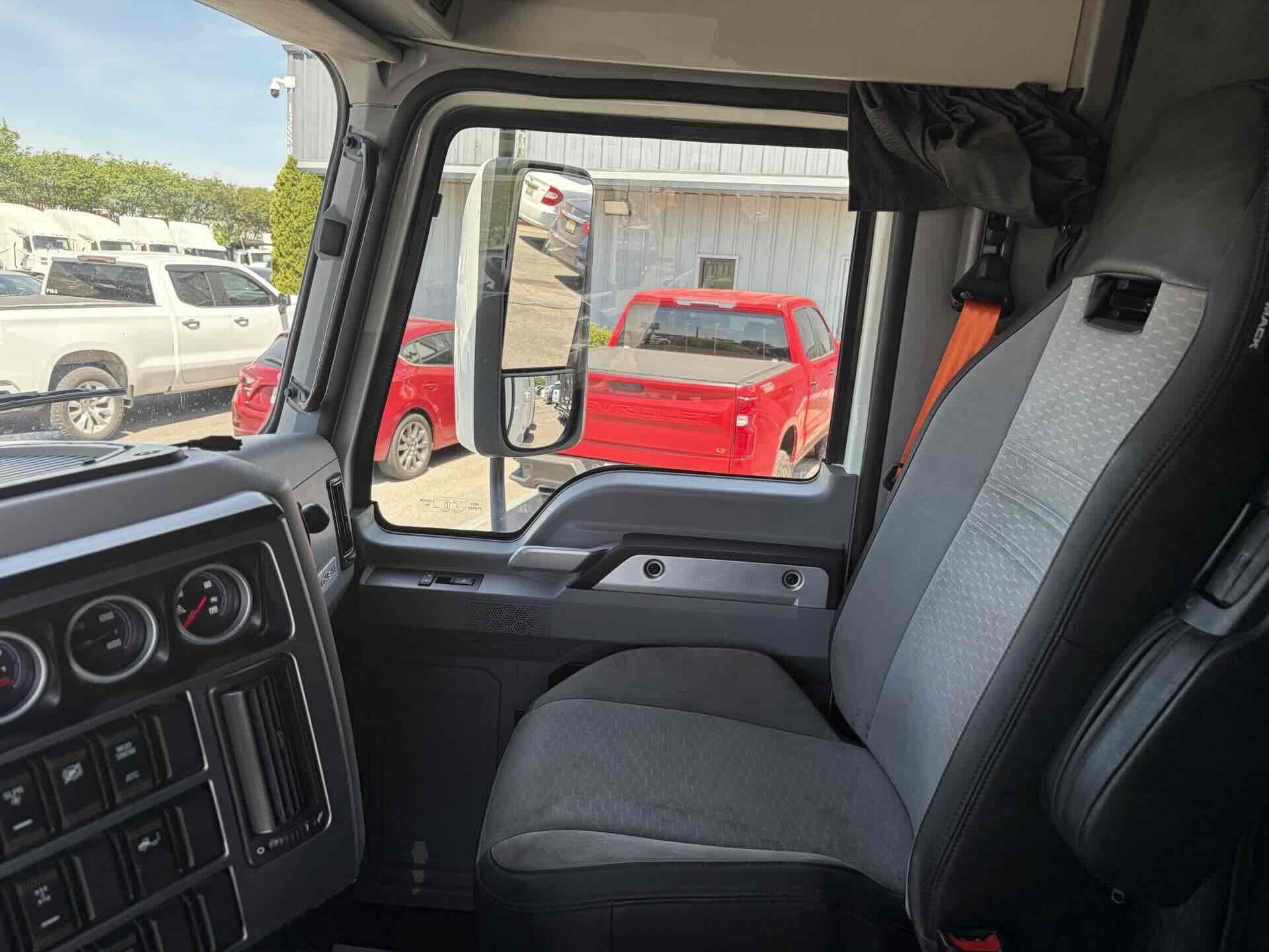 2023 Mack Anthem — photo 12