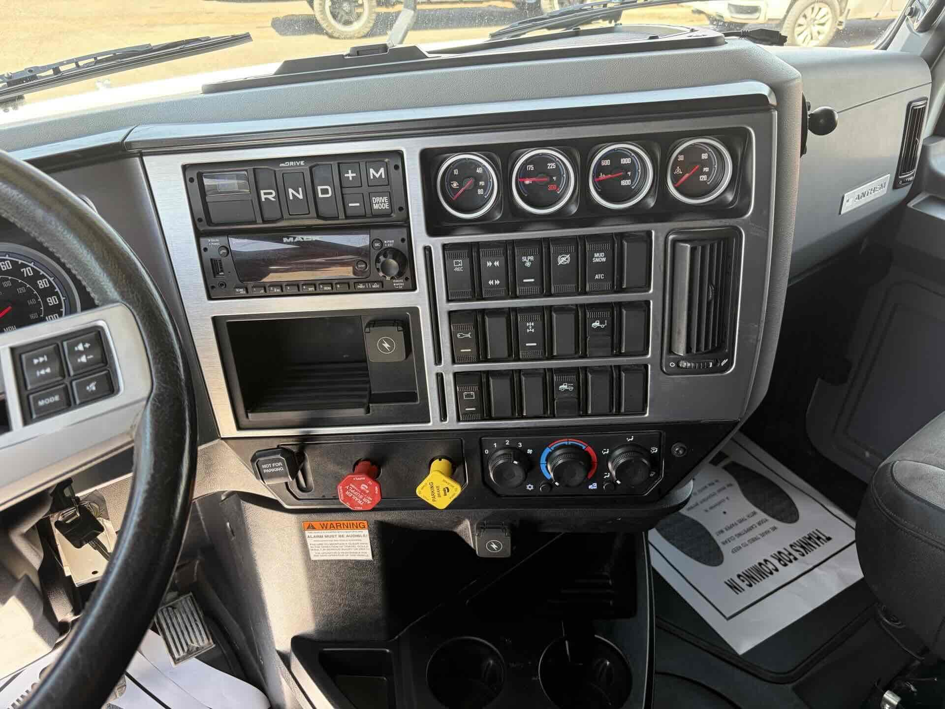 2023 Mack Anthem — photo 11
