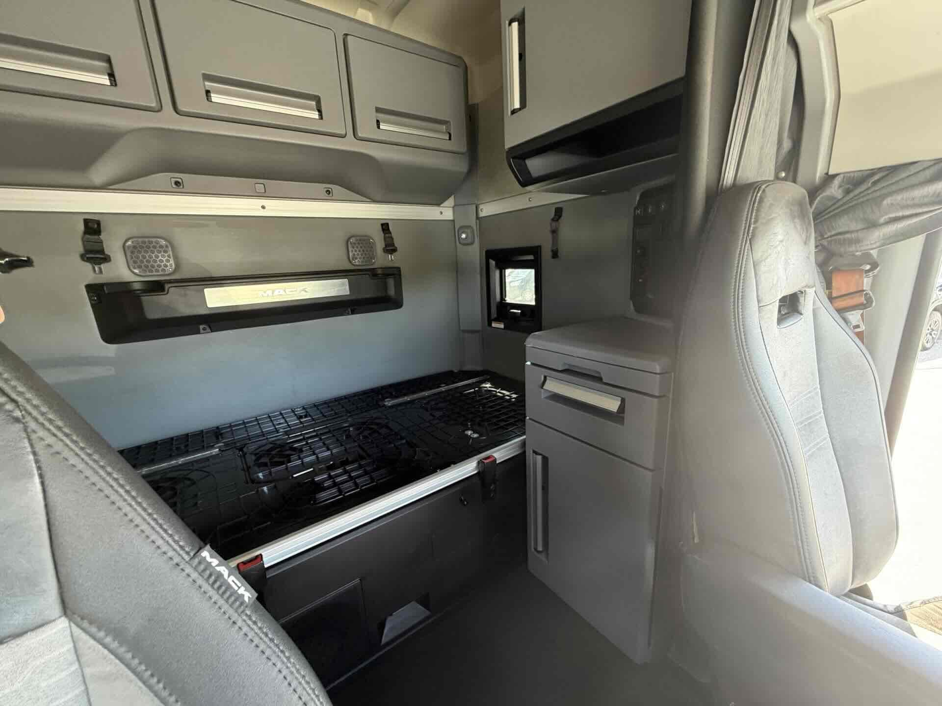 2023 Mack Anthem — photo 14