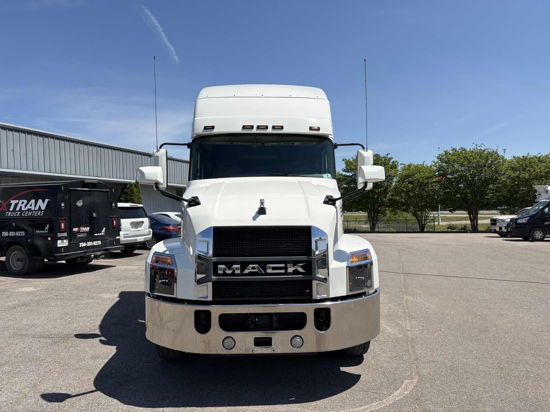 2022 Mack Anthem — photo 2