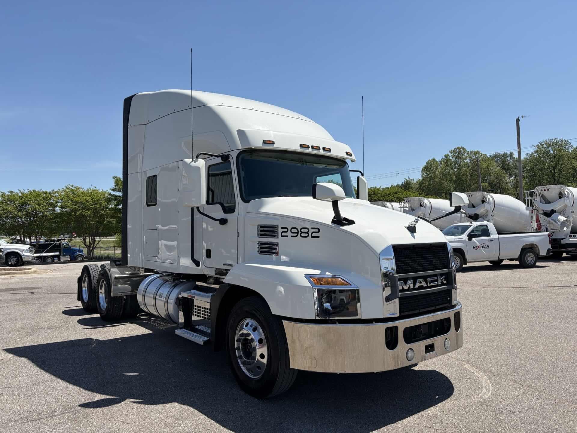 2022 Mack Anthem — photo 3