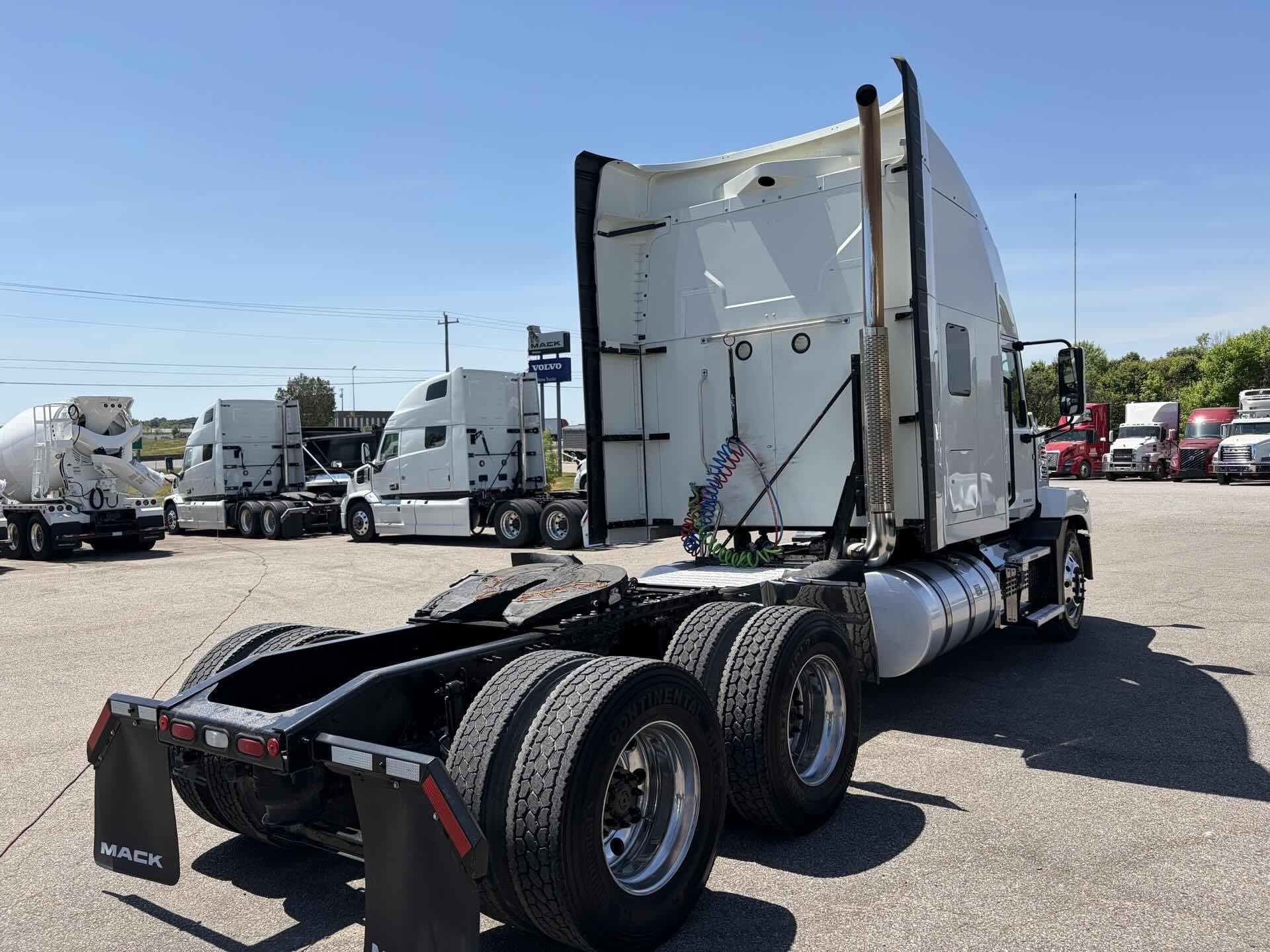 2022 Mack Anthem — photo 4