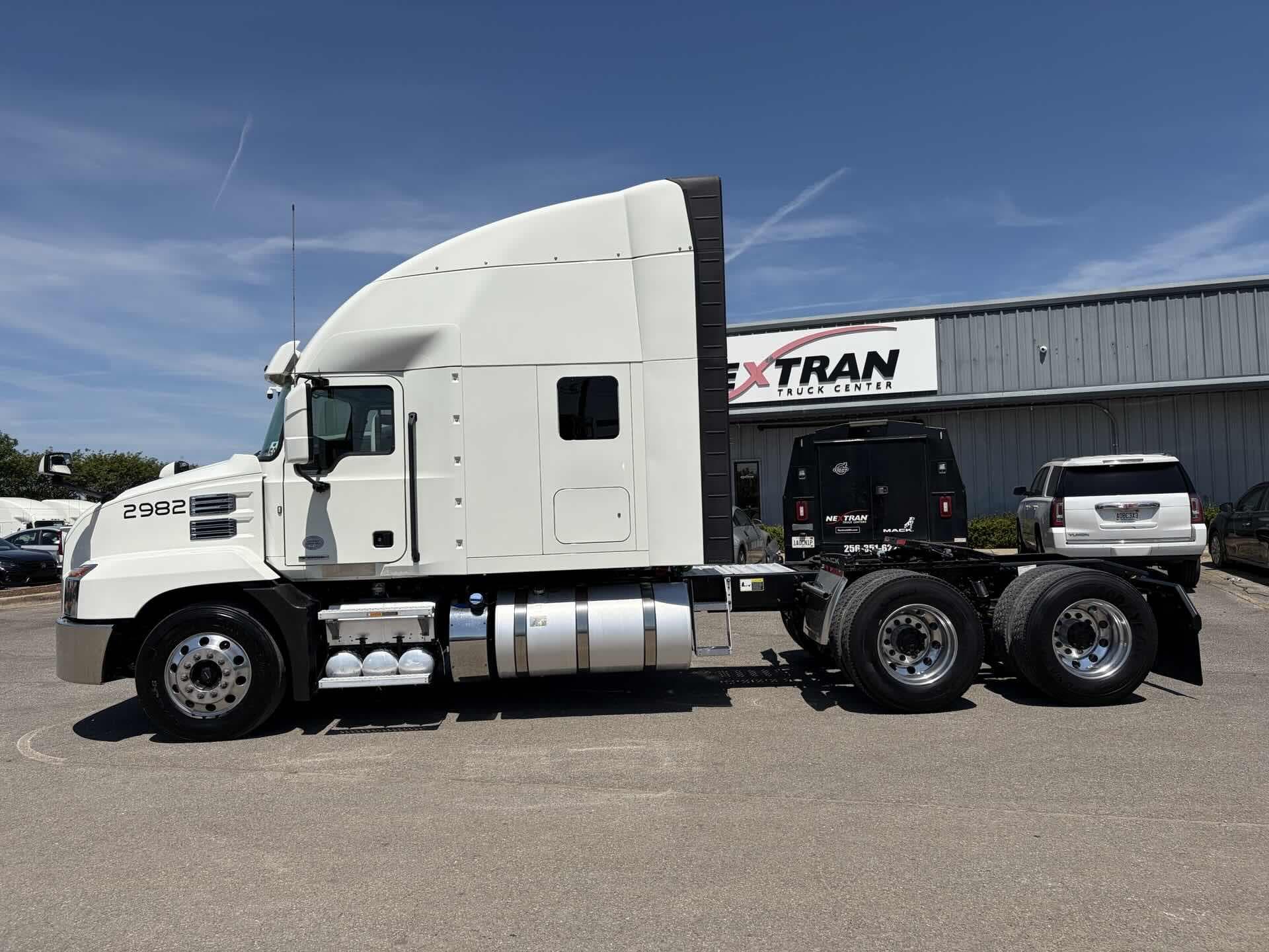 2022 Mack Anthem — photo 9