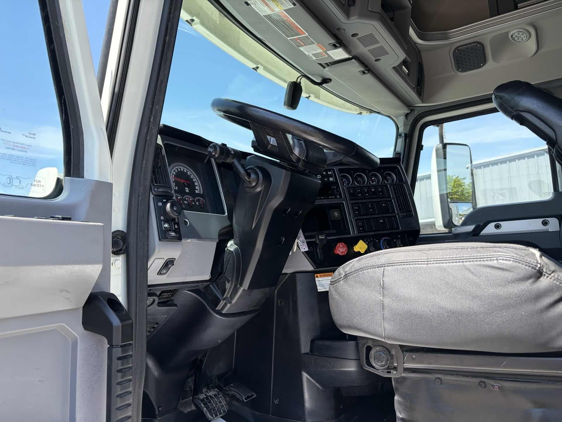 2022 Mack Anthem — photo 11