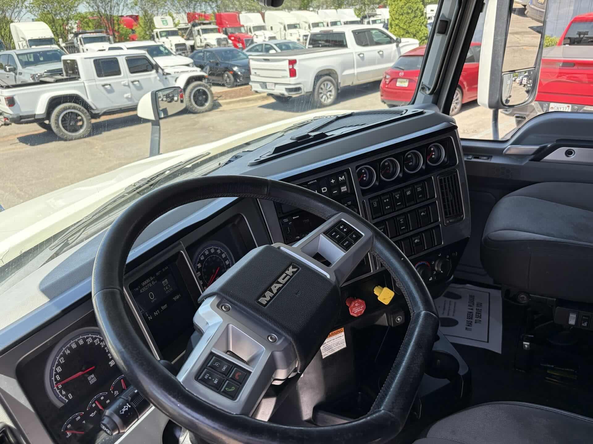 2022 Mack Anthem — photo 12