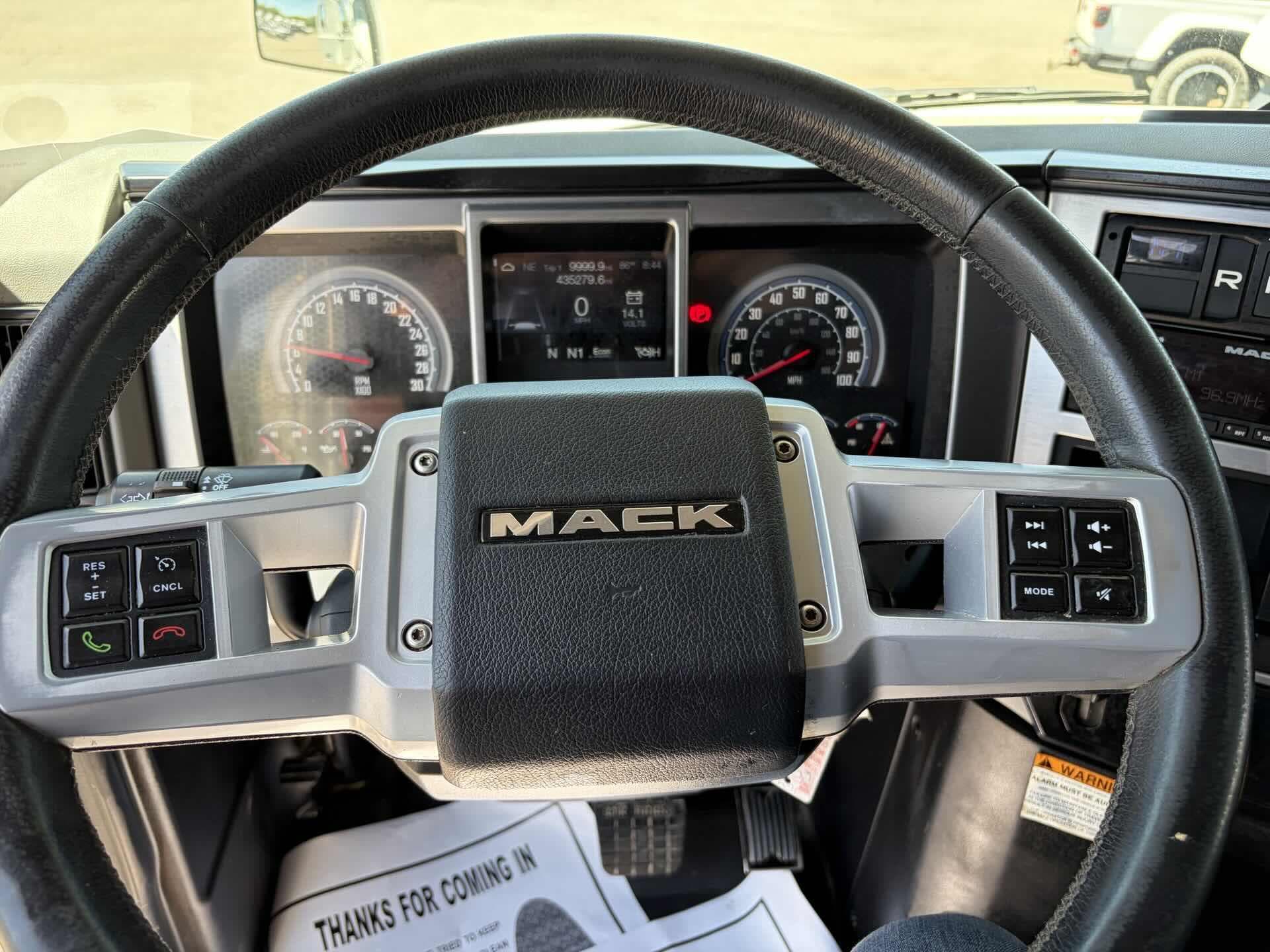 2022 Mack Anthem — photo 14