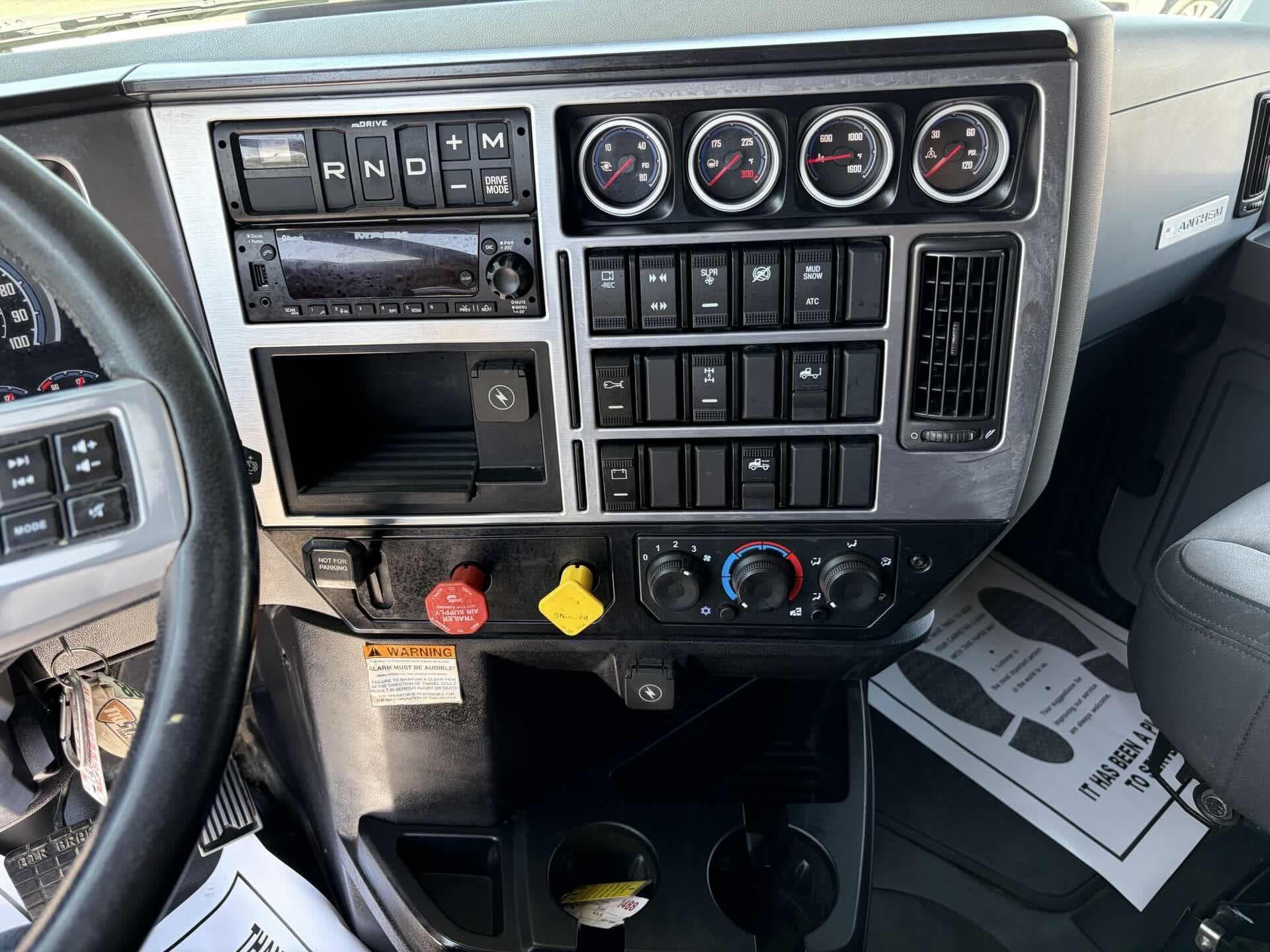 2022 Mack Anthem — photo 15