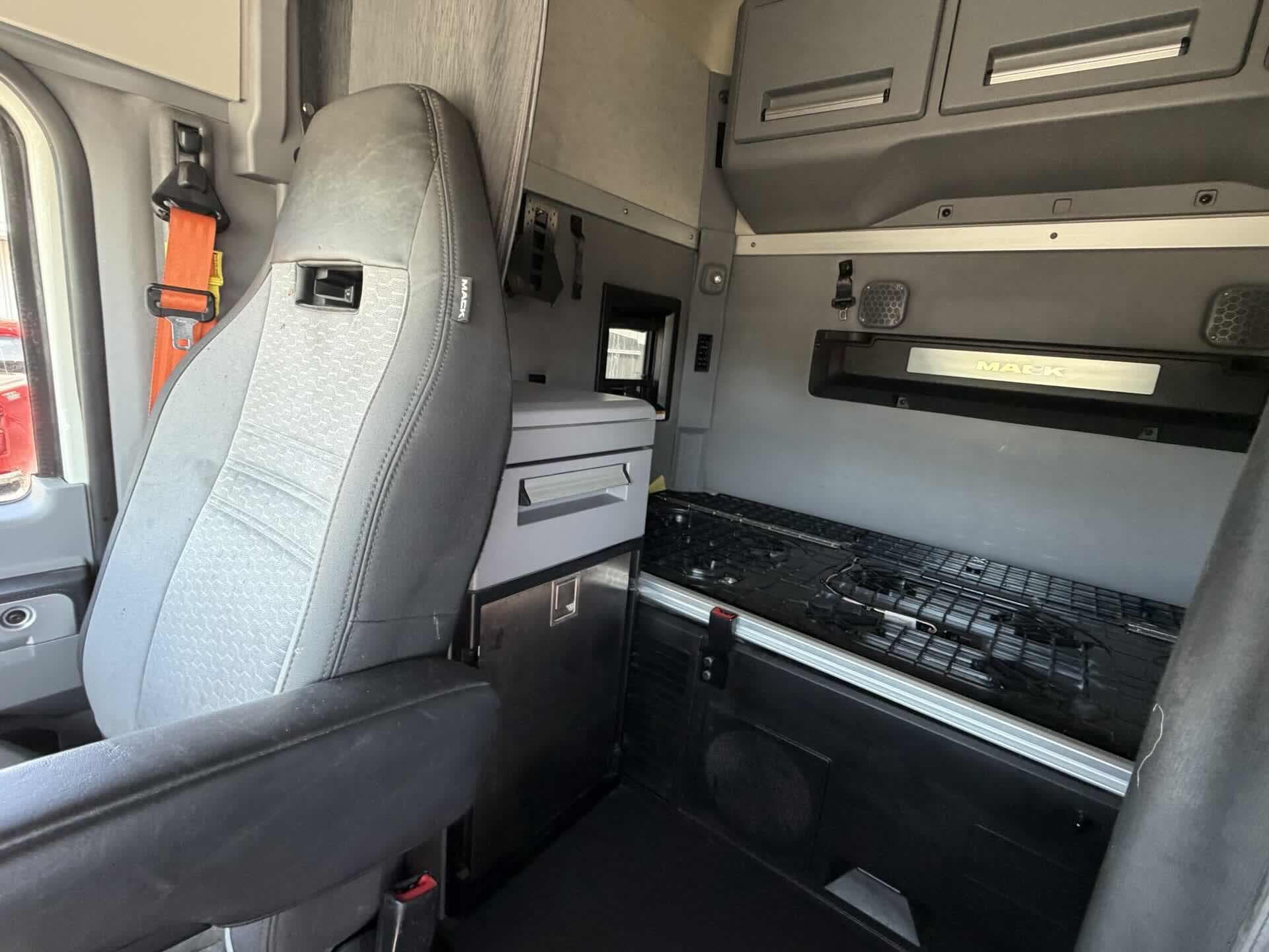 2022 Mack Anthem — photo 16