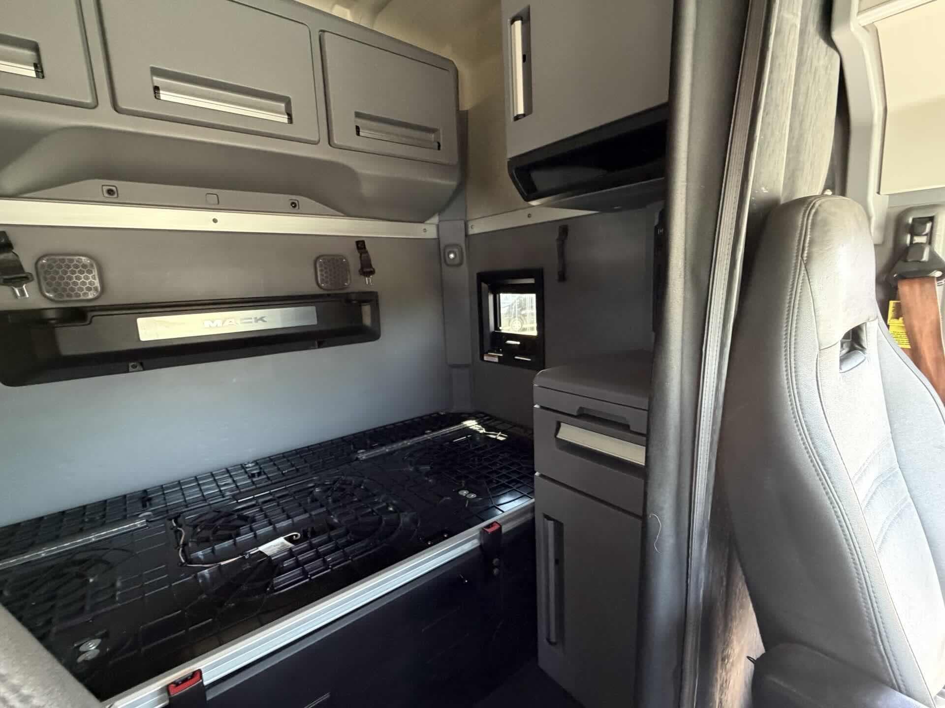 2022 Mack Anthem — photo 17