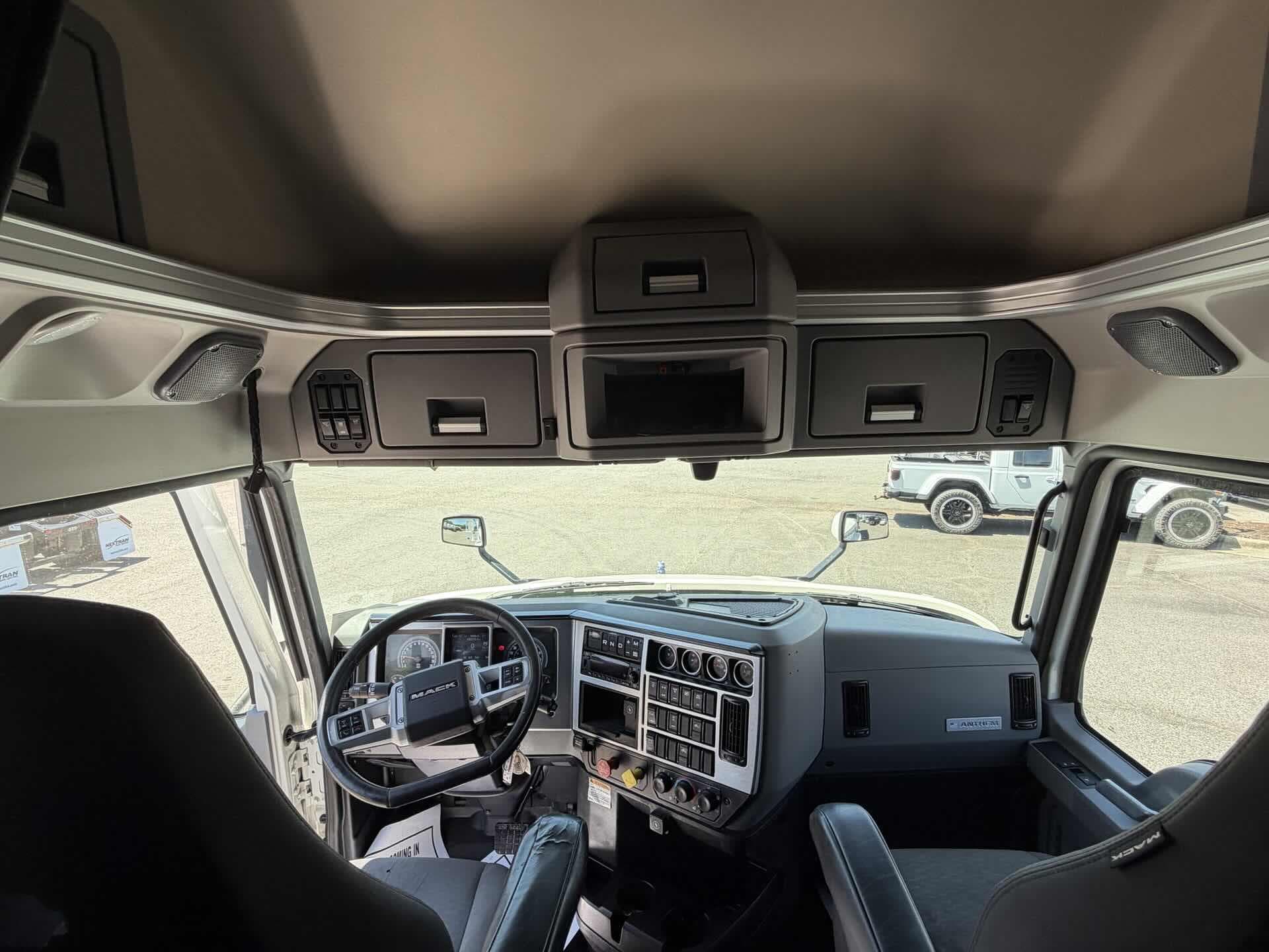 2022 Mack Anthem — photo 18