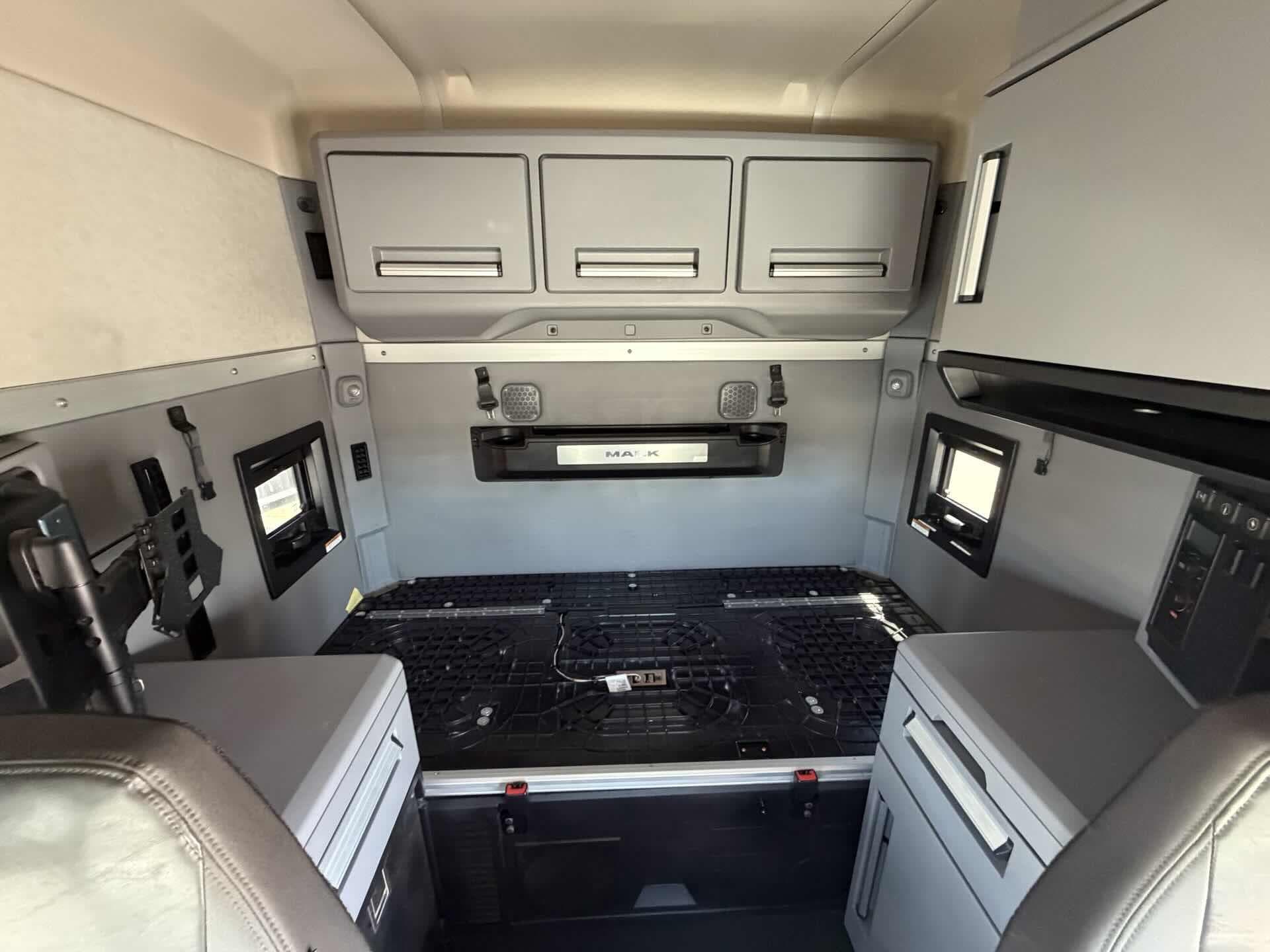 2022 Mack Anthem — photo 21