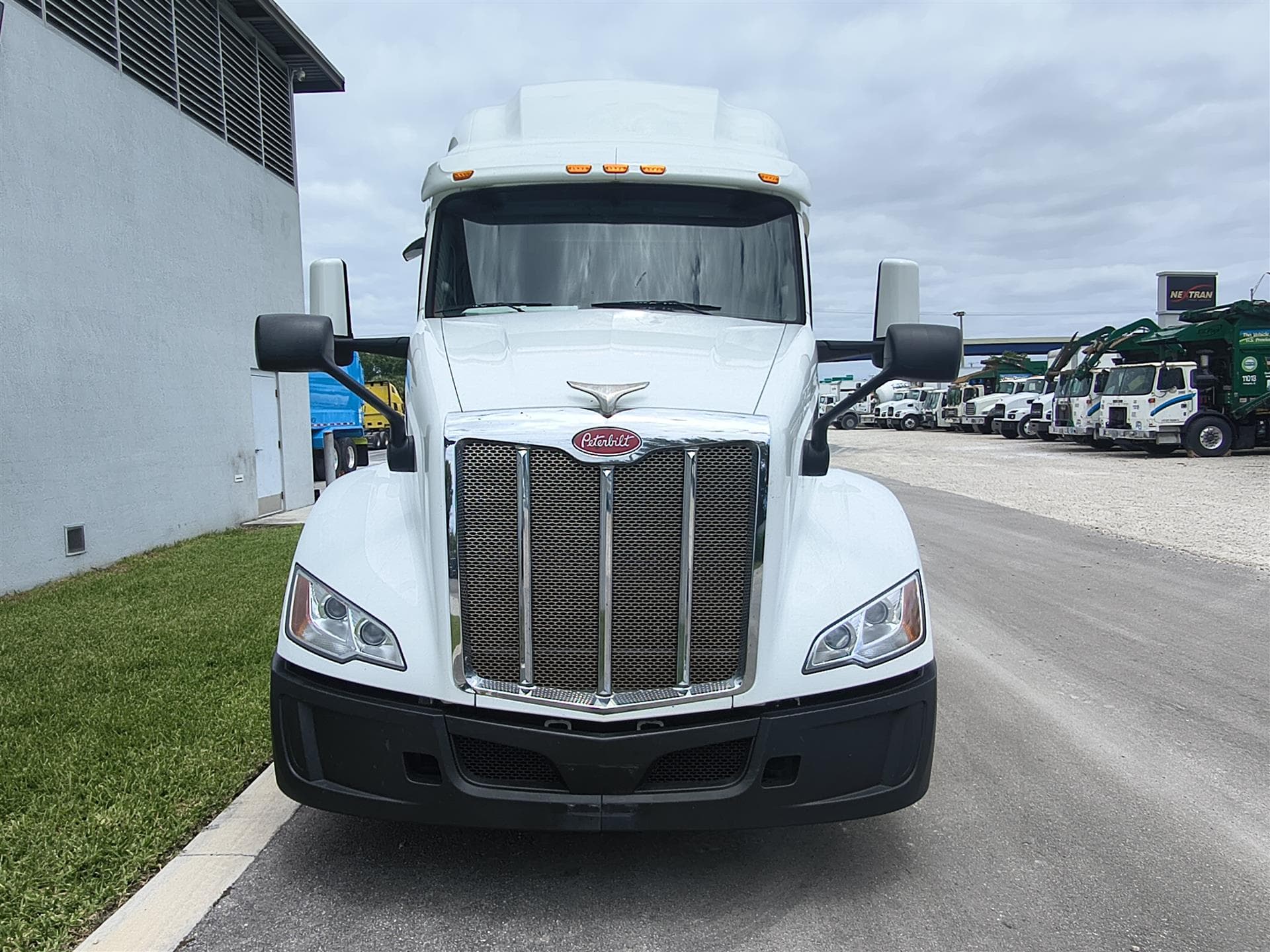 2022 Peterbilt 579 — photo 2