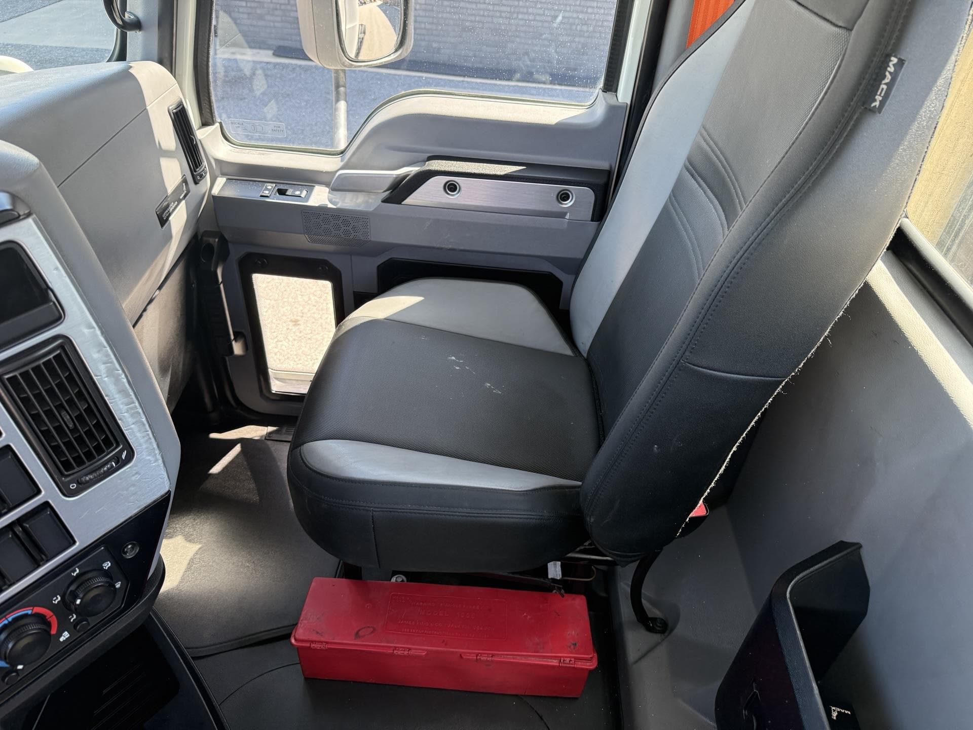 2022 Mack Anthem — photo 11