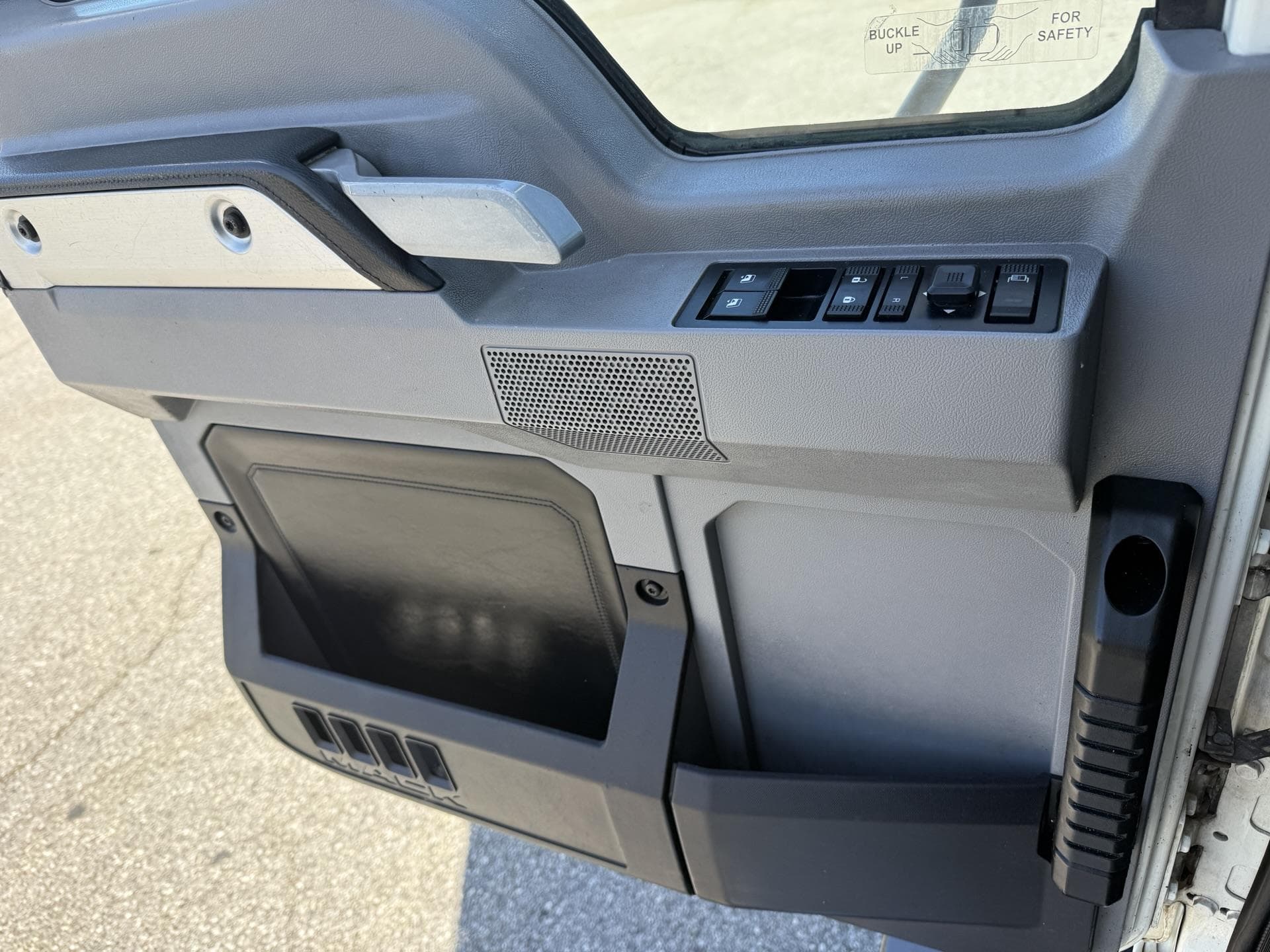 2022 Mack Anthem — photo 12