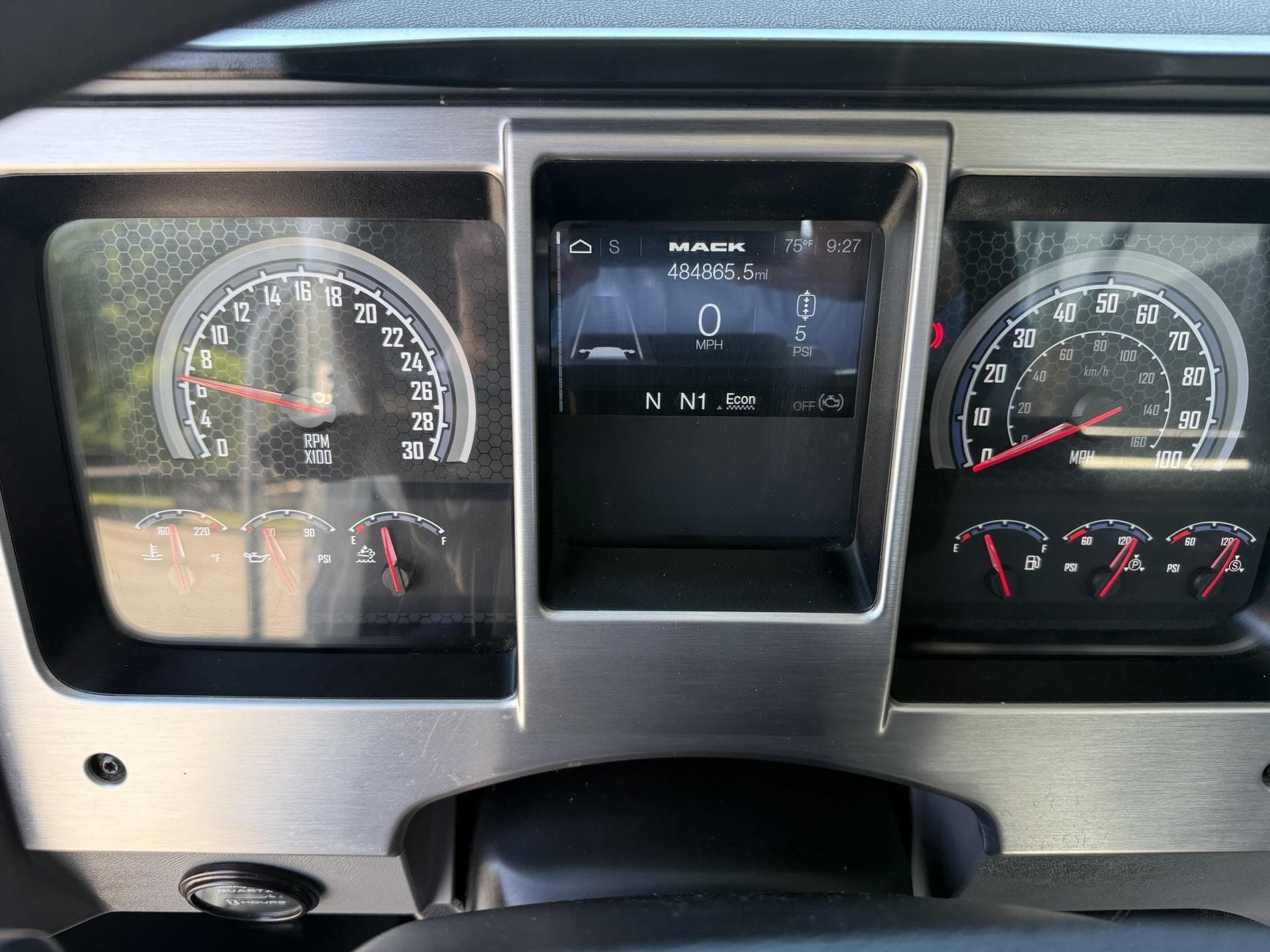 2022 Mack Anthem — photo 9