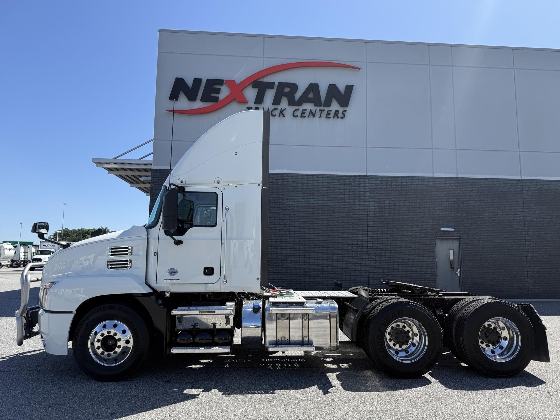 2022 Mack Anthem — photo 2