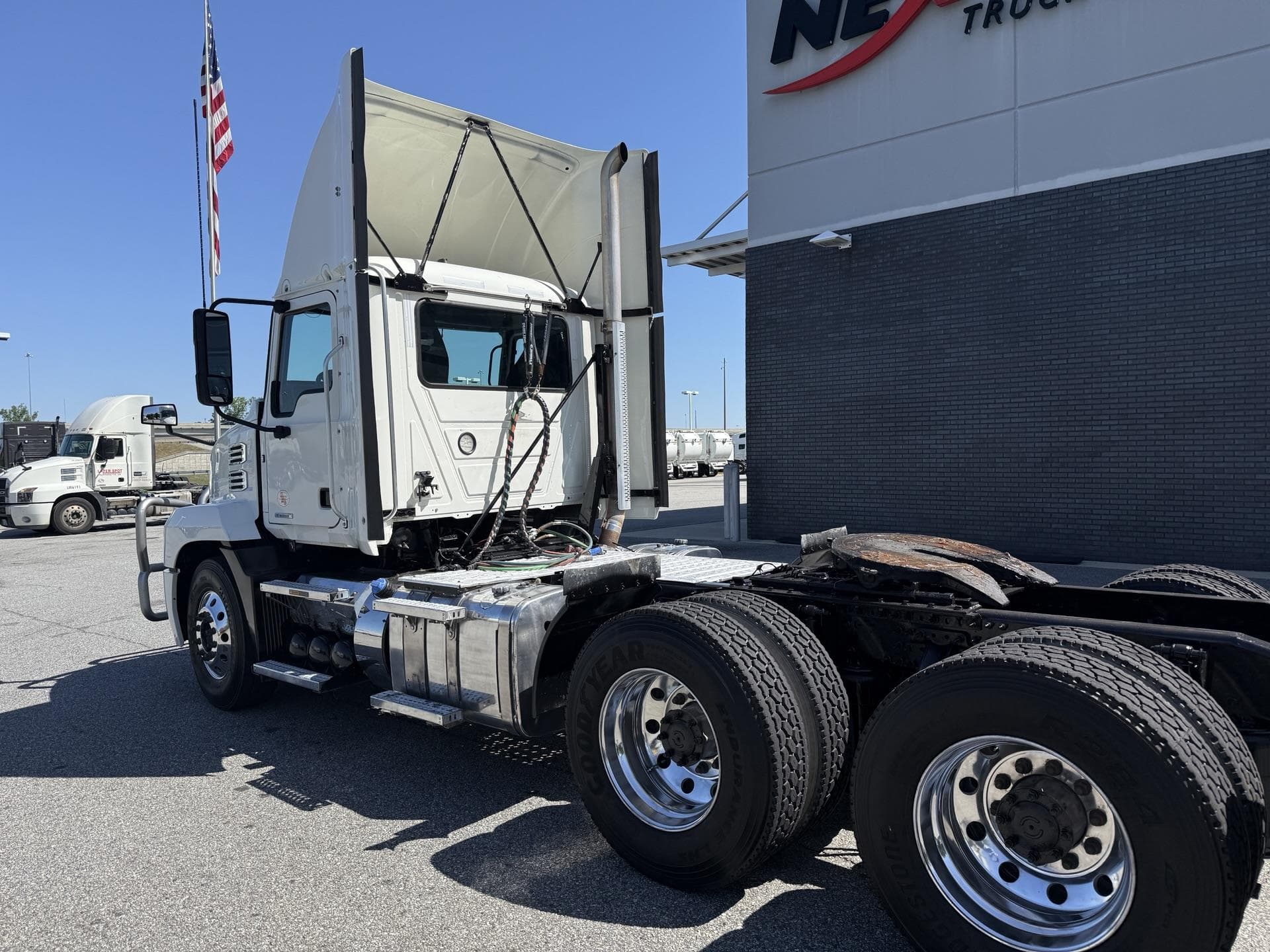 2022 Mack Anthem — photo 3