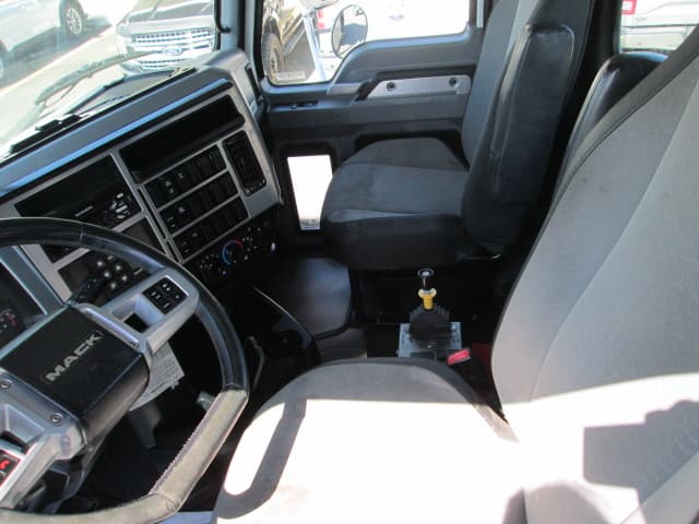 2020 Mack Granite — photo 23