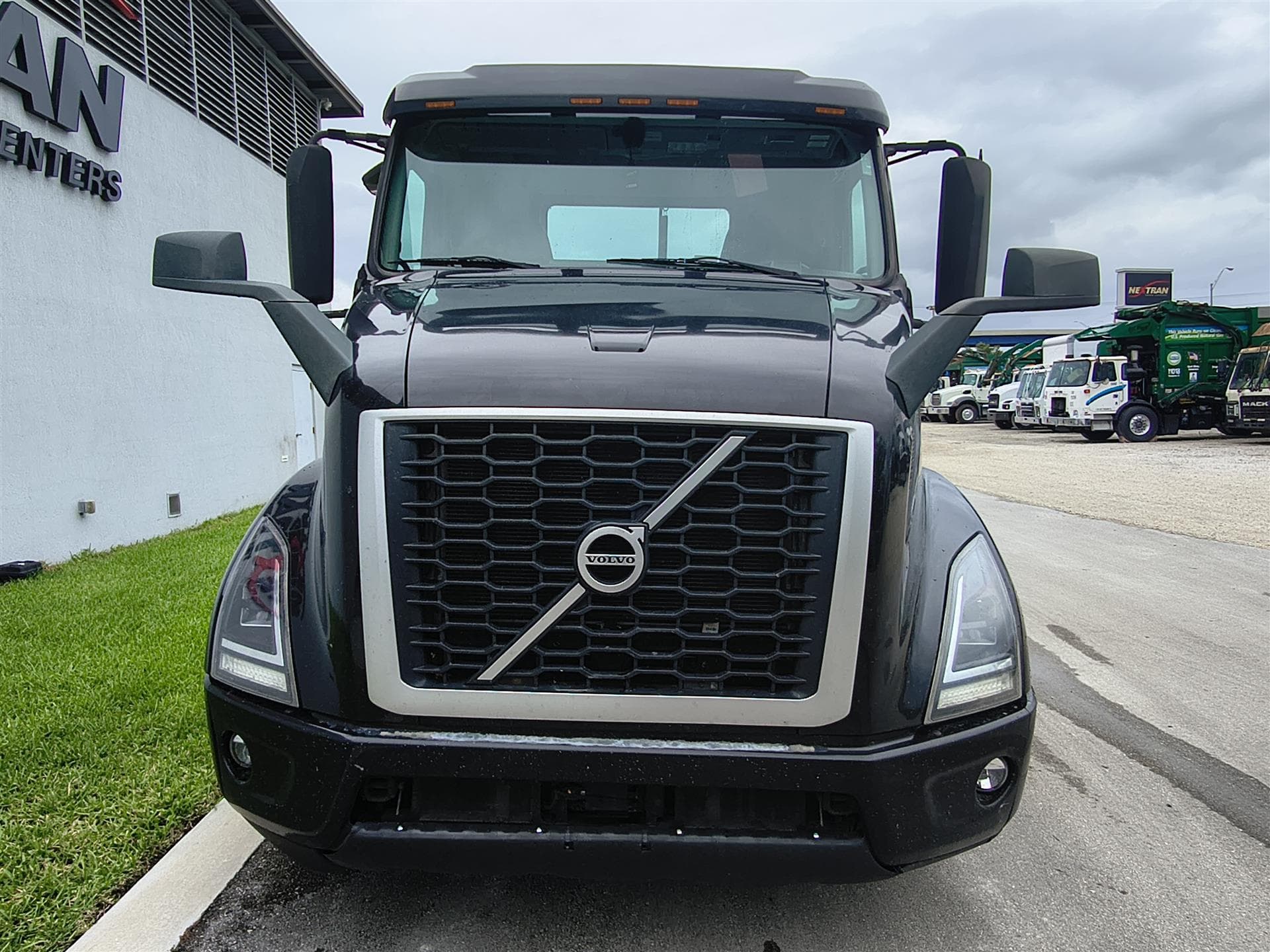 2022 Volvo VNR 640 — photo 2