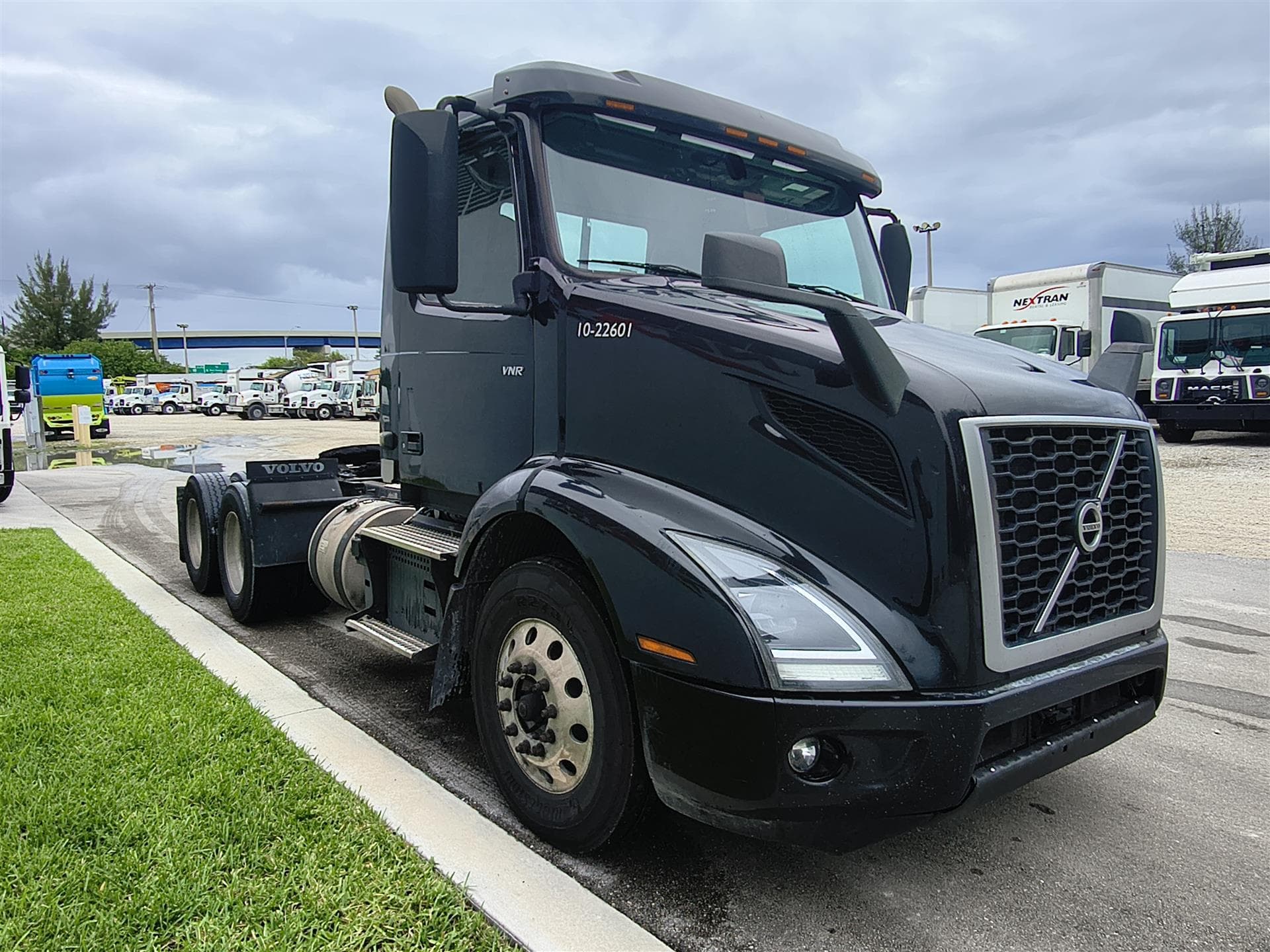 2022 Volvo VNR 640 — photo 3