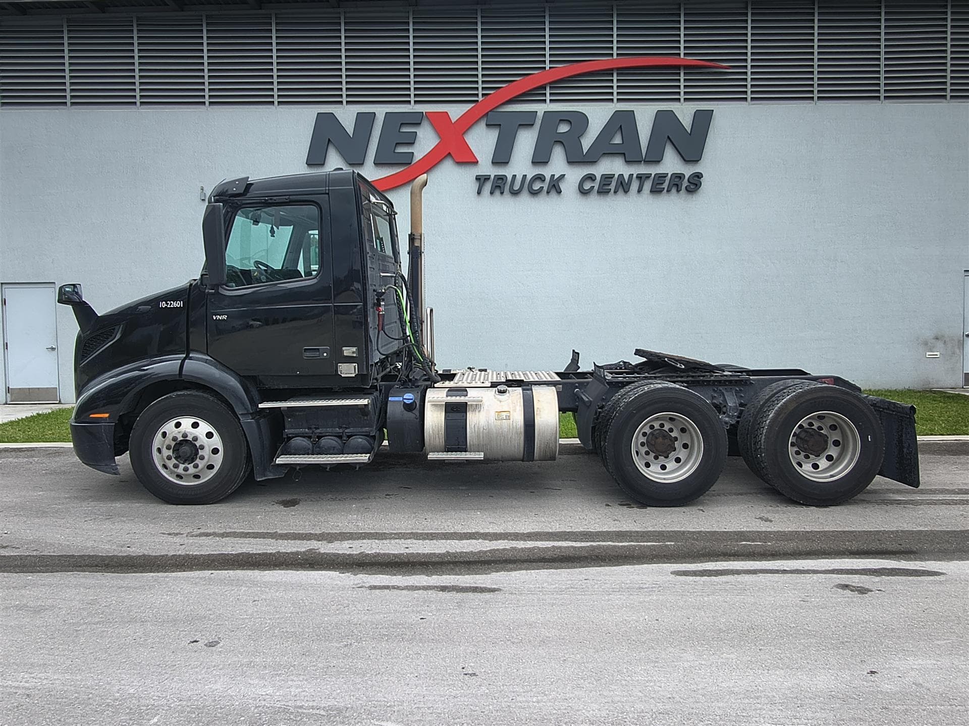 2022 Volvo VNR 640 — photo 7