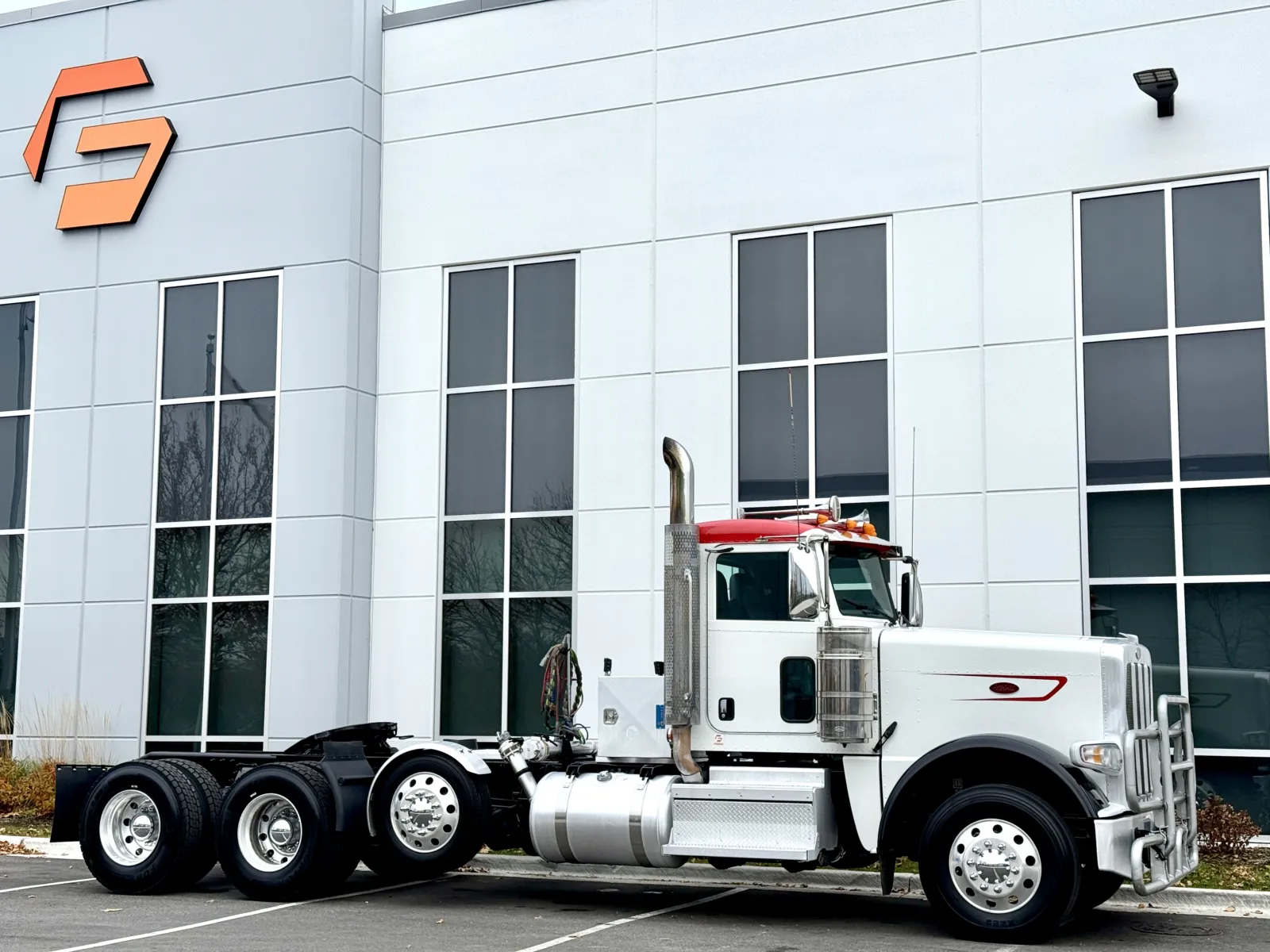 2023 Peterbilt 389 — photo 2