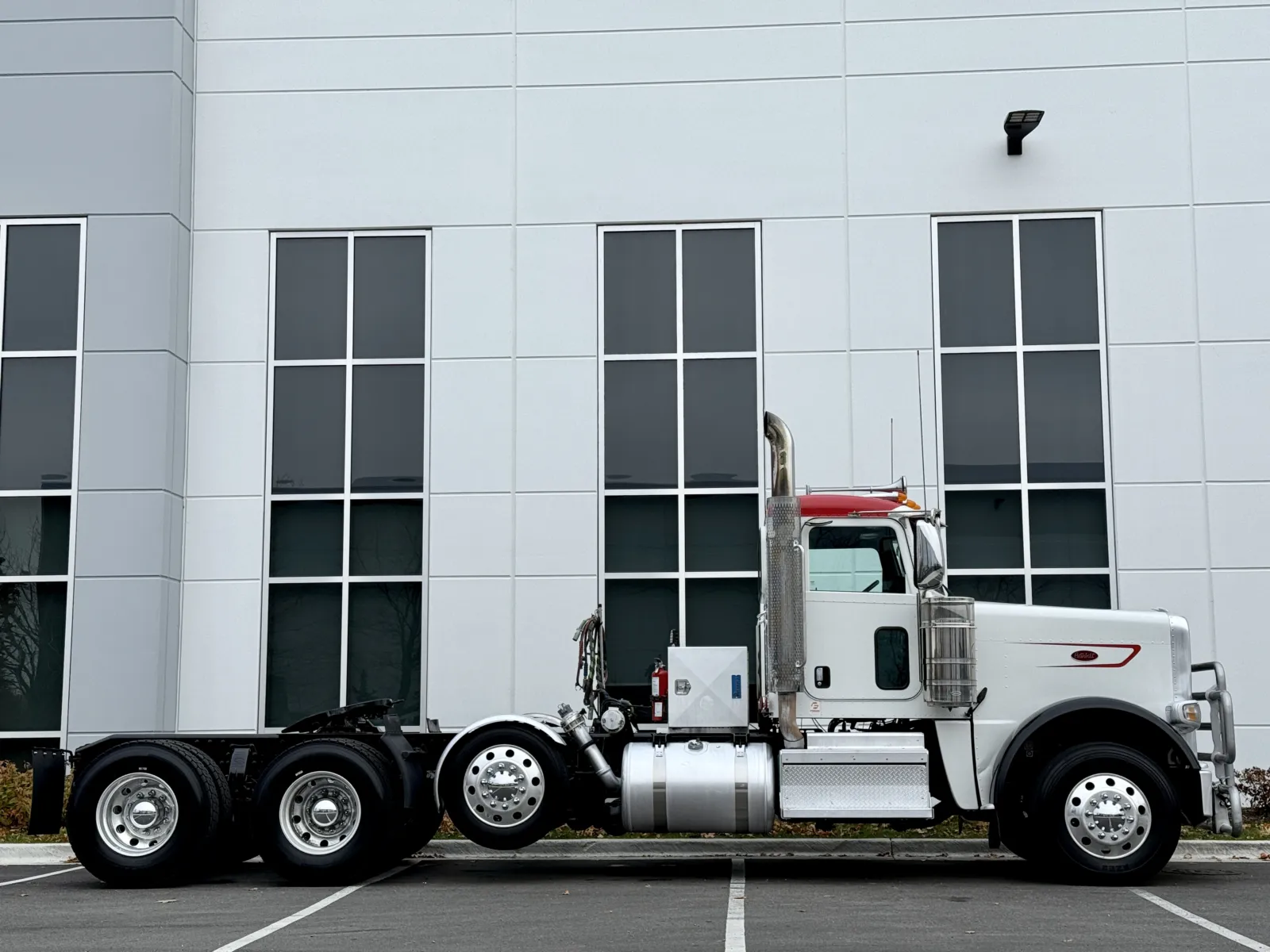 2023 Peterbilt 389 — photo 3