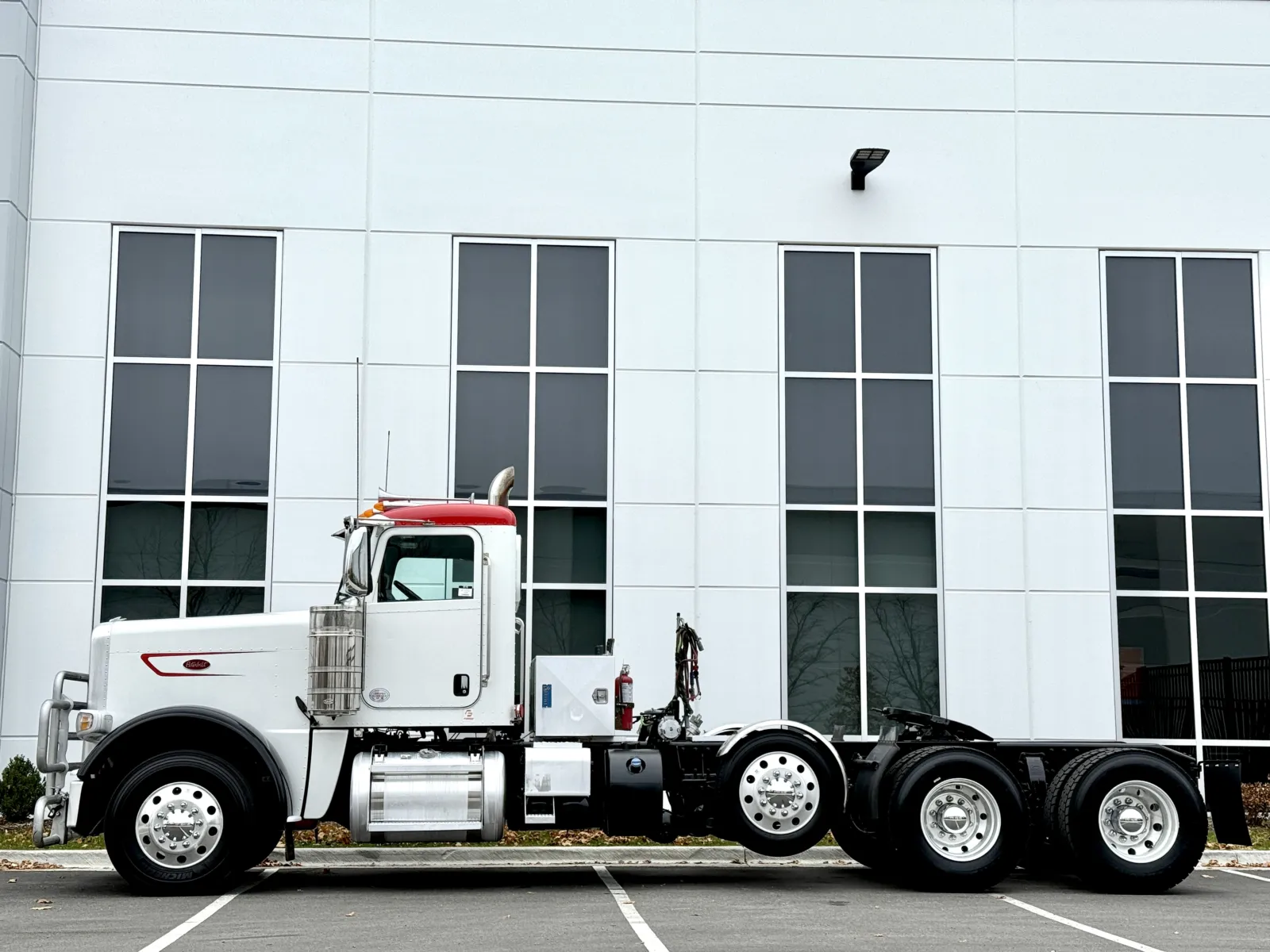 2023 Peterbilt 389 — photo 4