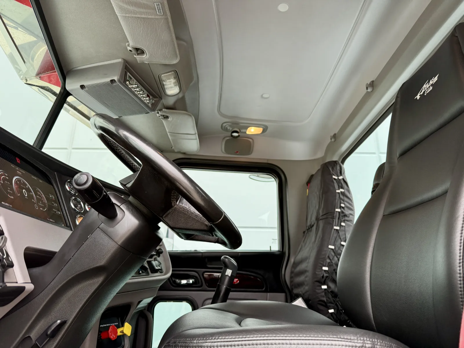 2023 Peterbilt 389 — photo 14