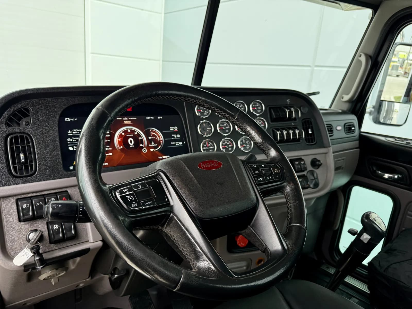 2023 Peterbilt 389 — photo 15