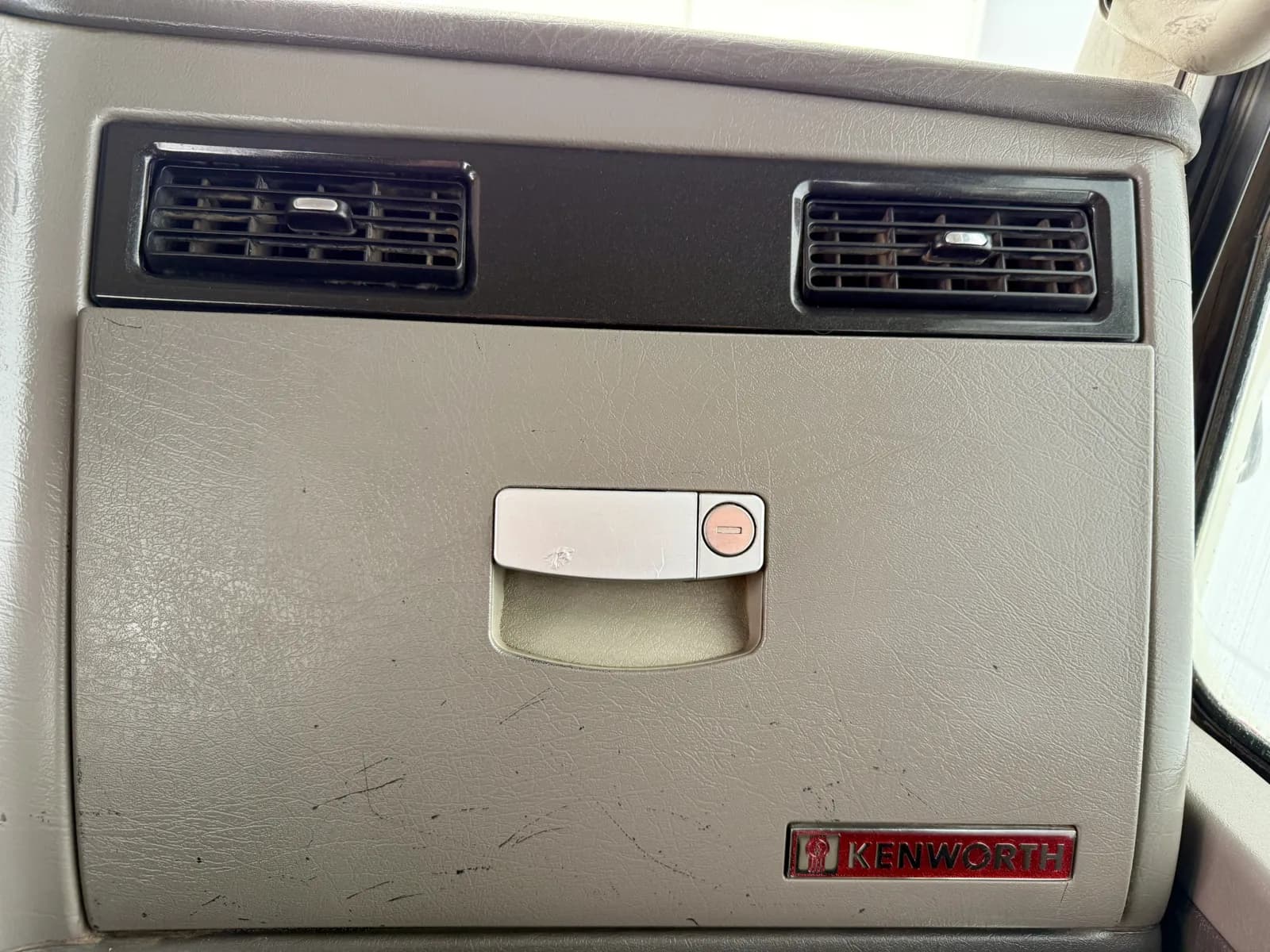 2009 Kenworth T800 — photo 19