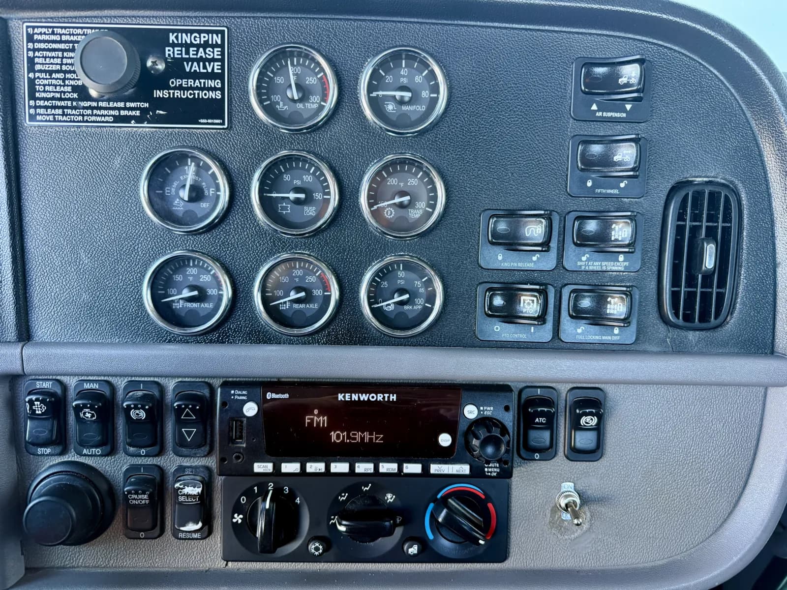 2018 Peterbilt 389 — photo 18