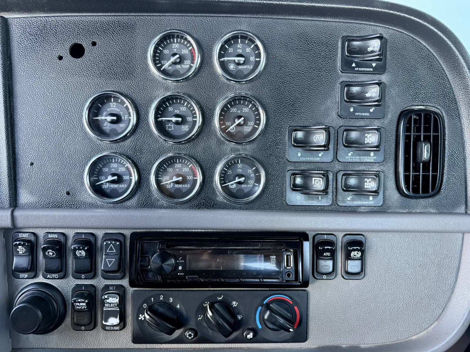 2018 Peterbilt 389 — photo 18