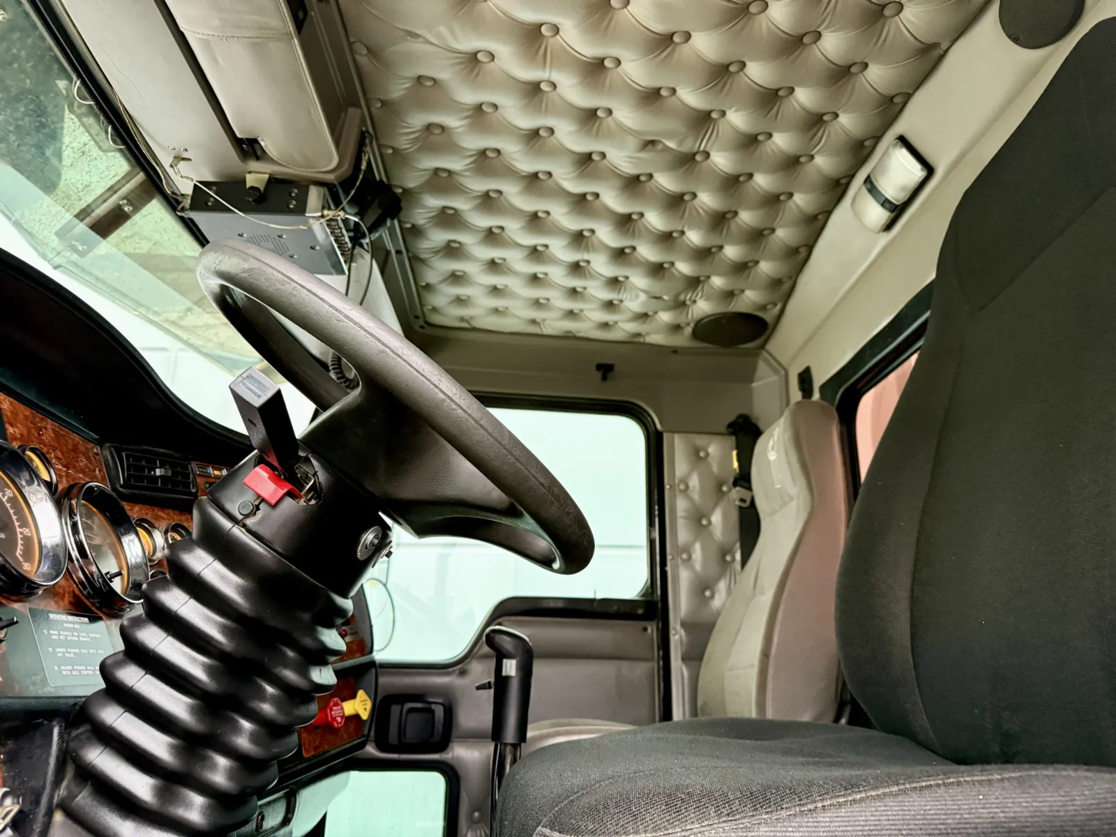 2003 Kenworth T800 — photo 14