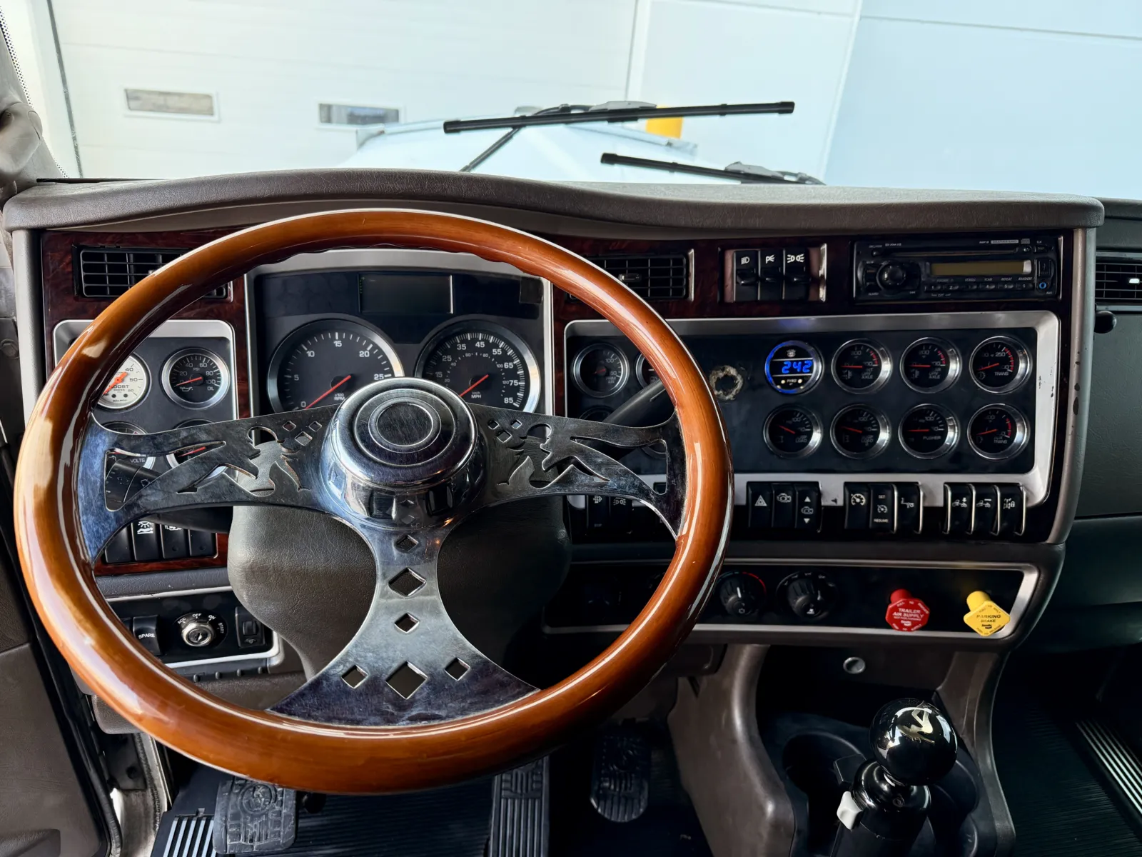 2011 Kenworth W900 — photo 16