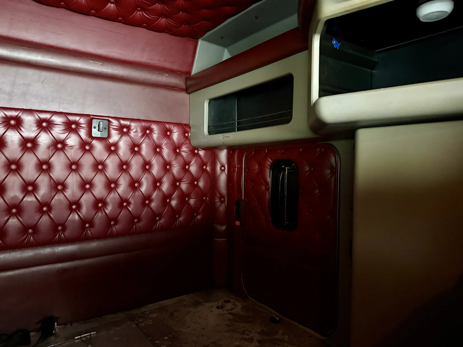 2011 Kenworth W900 — photo 23