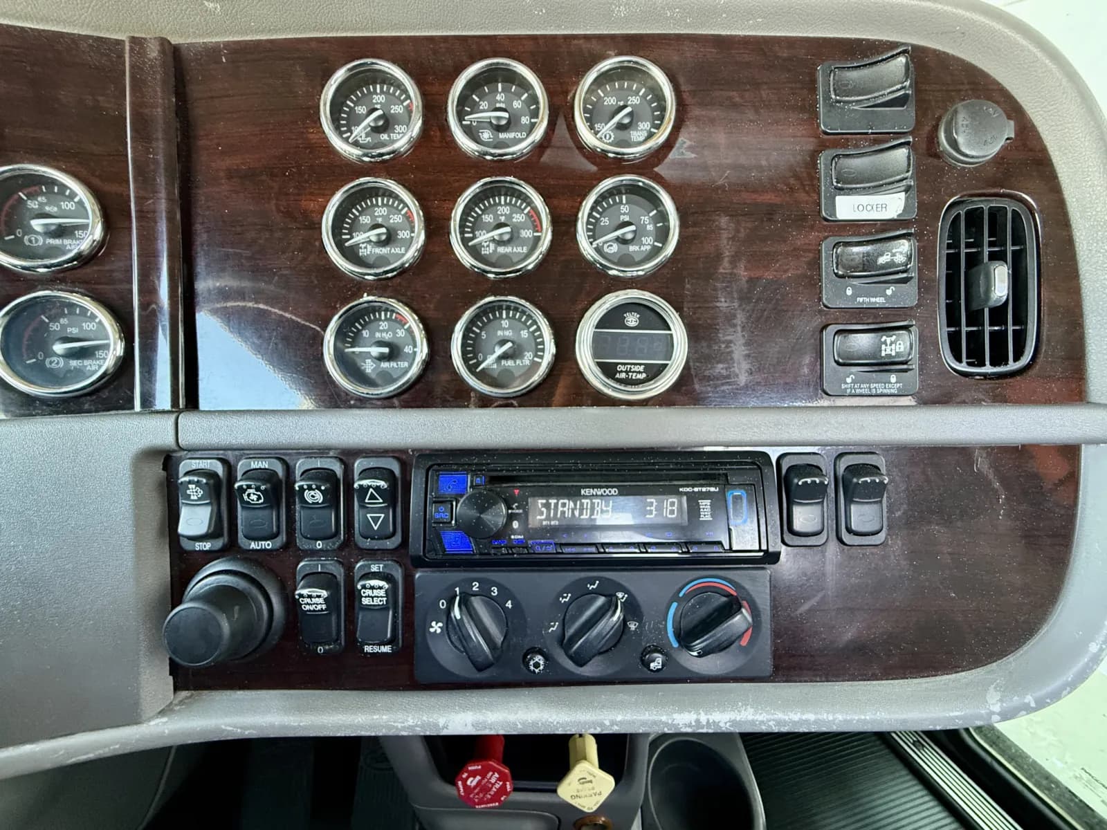 2016 Peterbilt 389 — photo 18