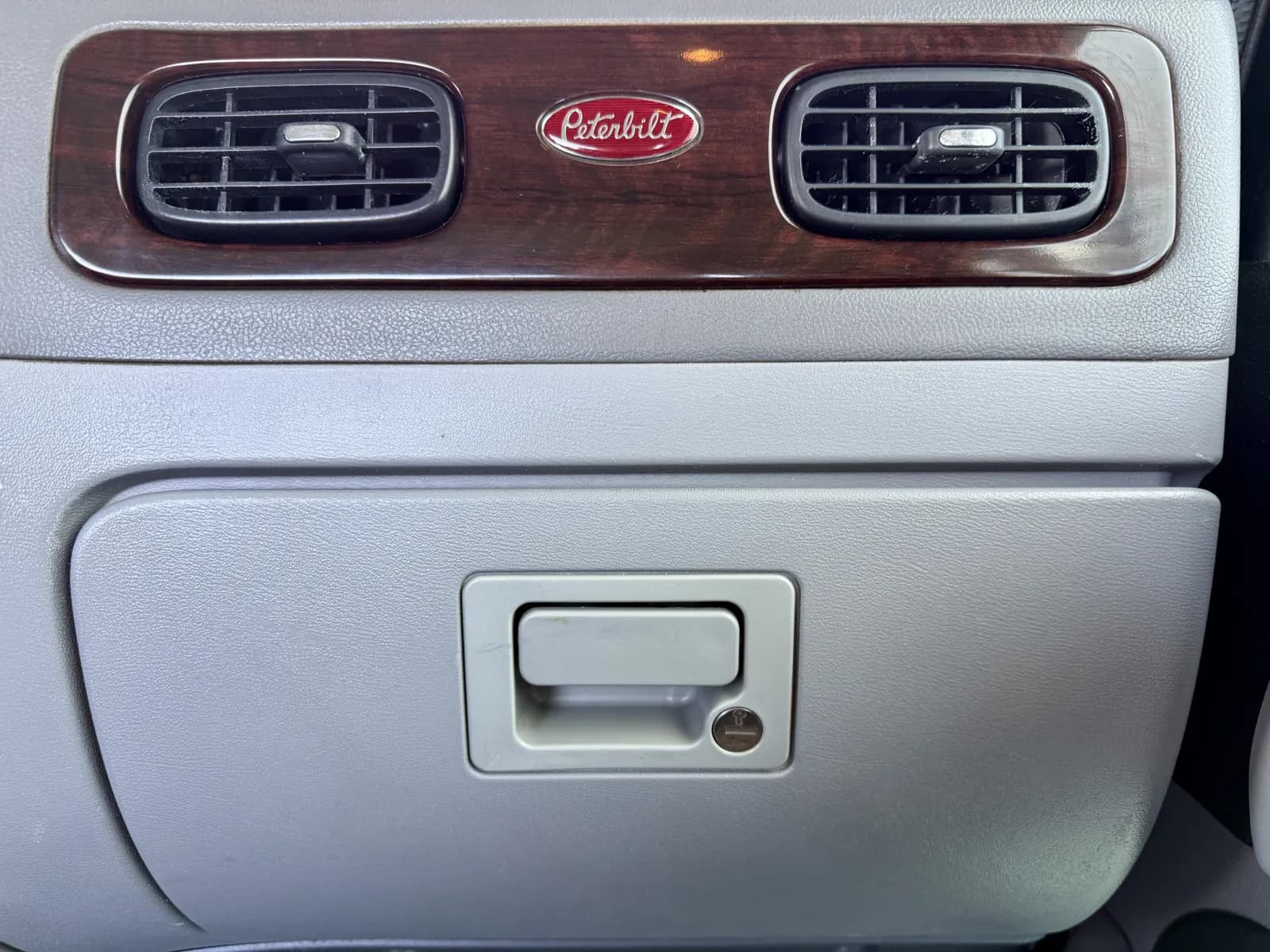 2016 Peterbilt 389 — photo 19