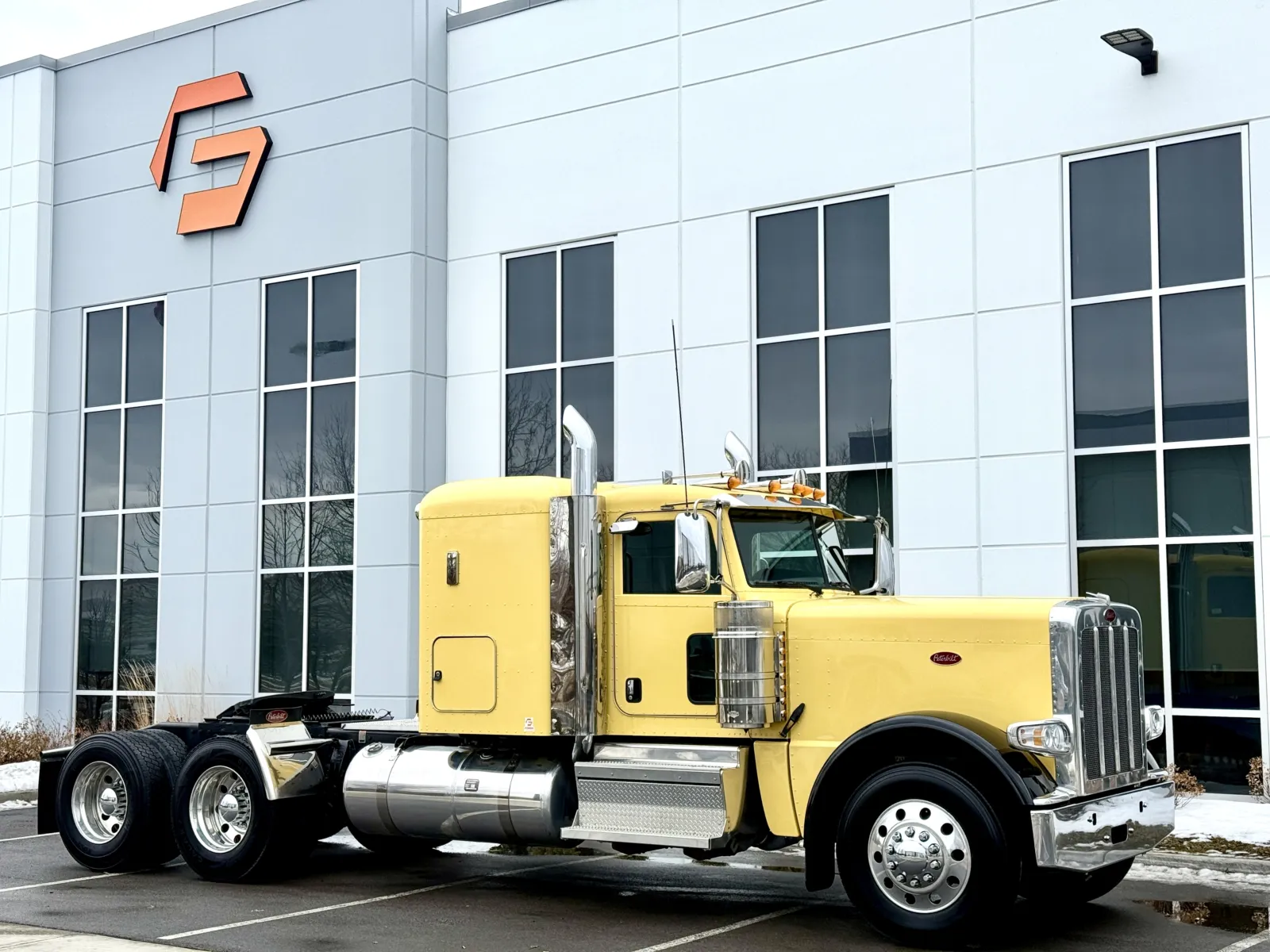 2023 Peterbilt 389 — photo 2