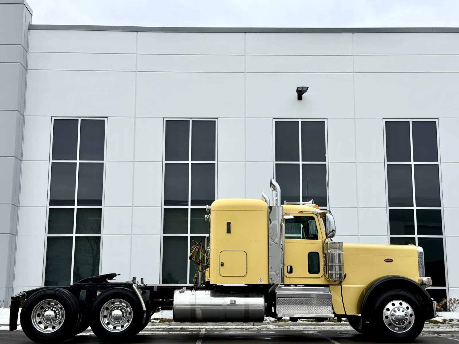 2023 Peterbilt 389 — photo 3