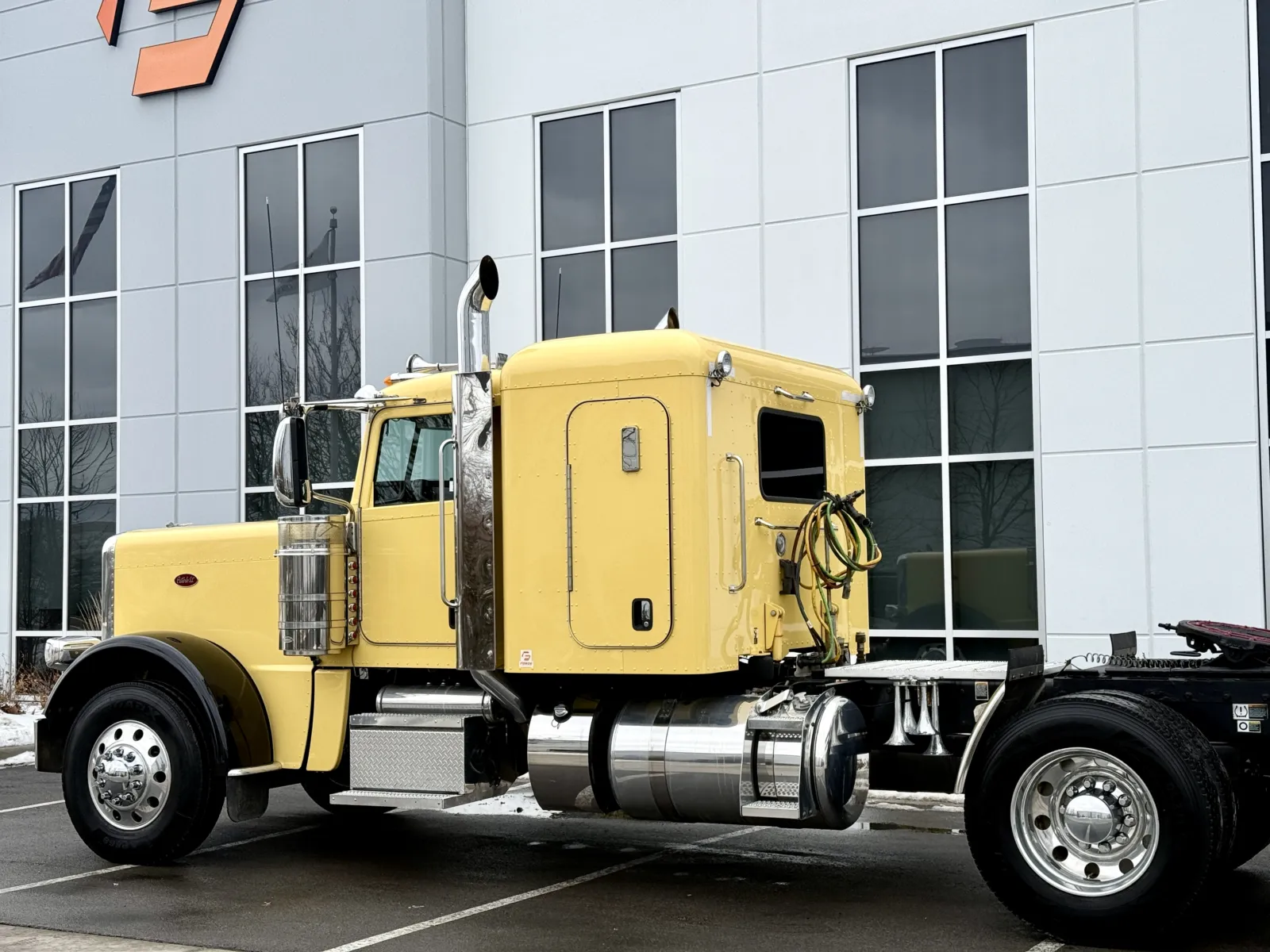 2023 Peterbilt 389 — photo 8