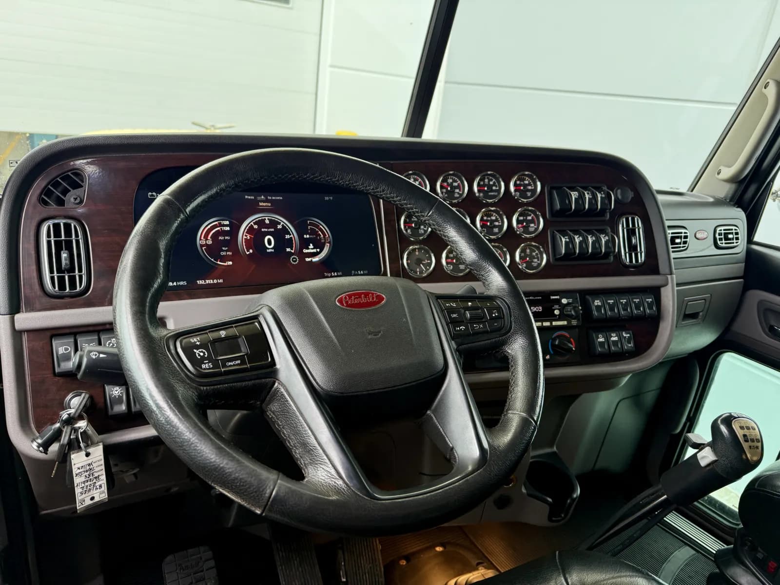 2023 Peterbilt 389 — photo 15