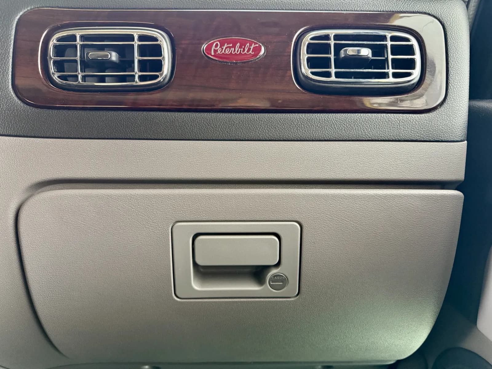 2023 Peterbilt 389 — photo 19